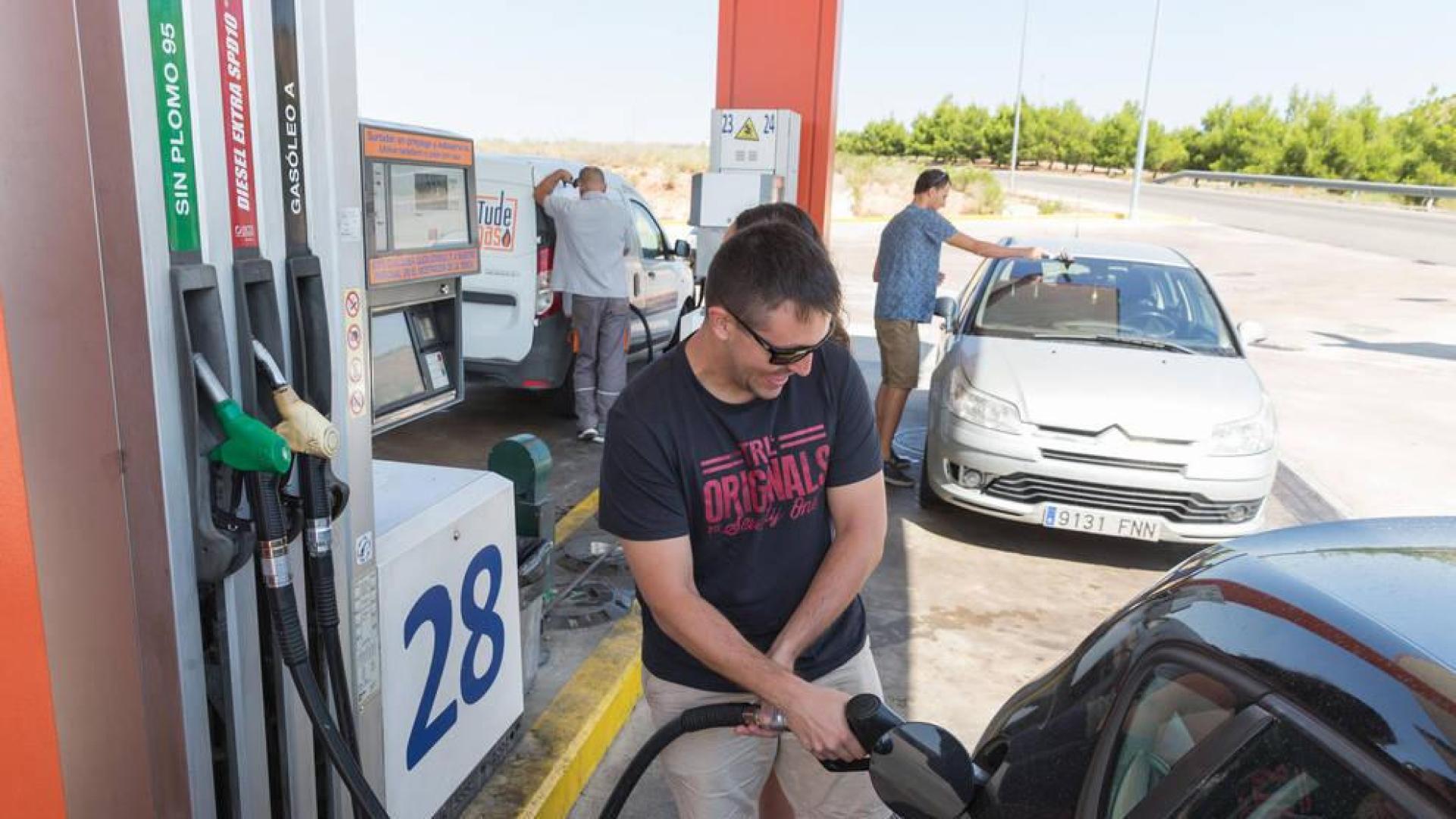 Llenar un depósito de diesel en la Ribera es 7 € más caro que en 2017