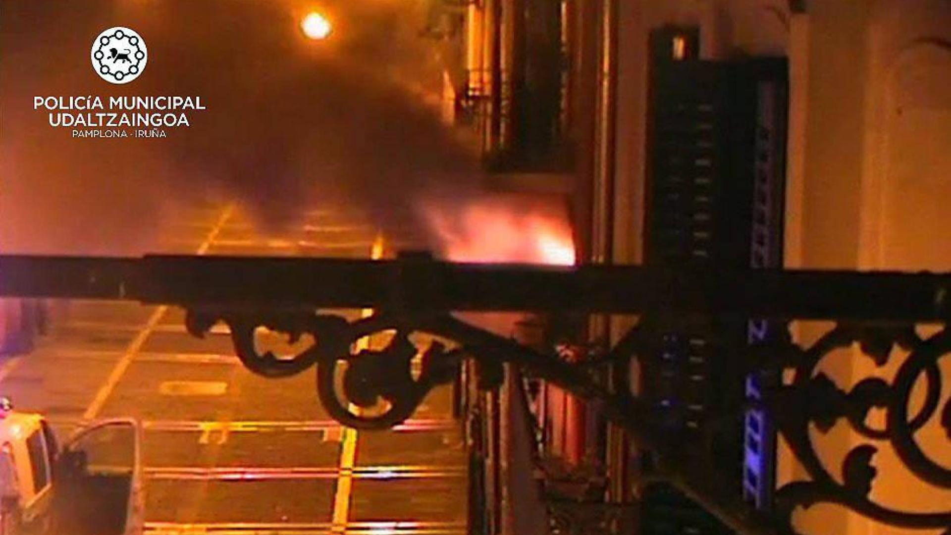 Momento del incendio en el número 55 de la calle Mayor de Pamplona.