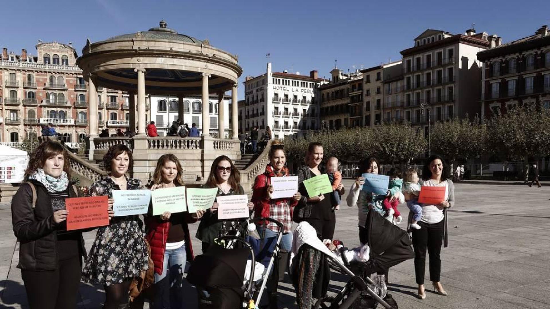 Madres navarras se movilizan para reclamar la devolución de las retenciones por maternidad