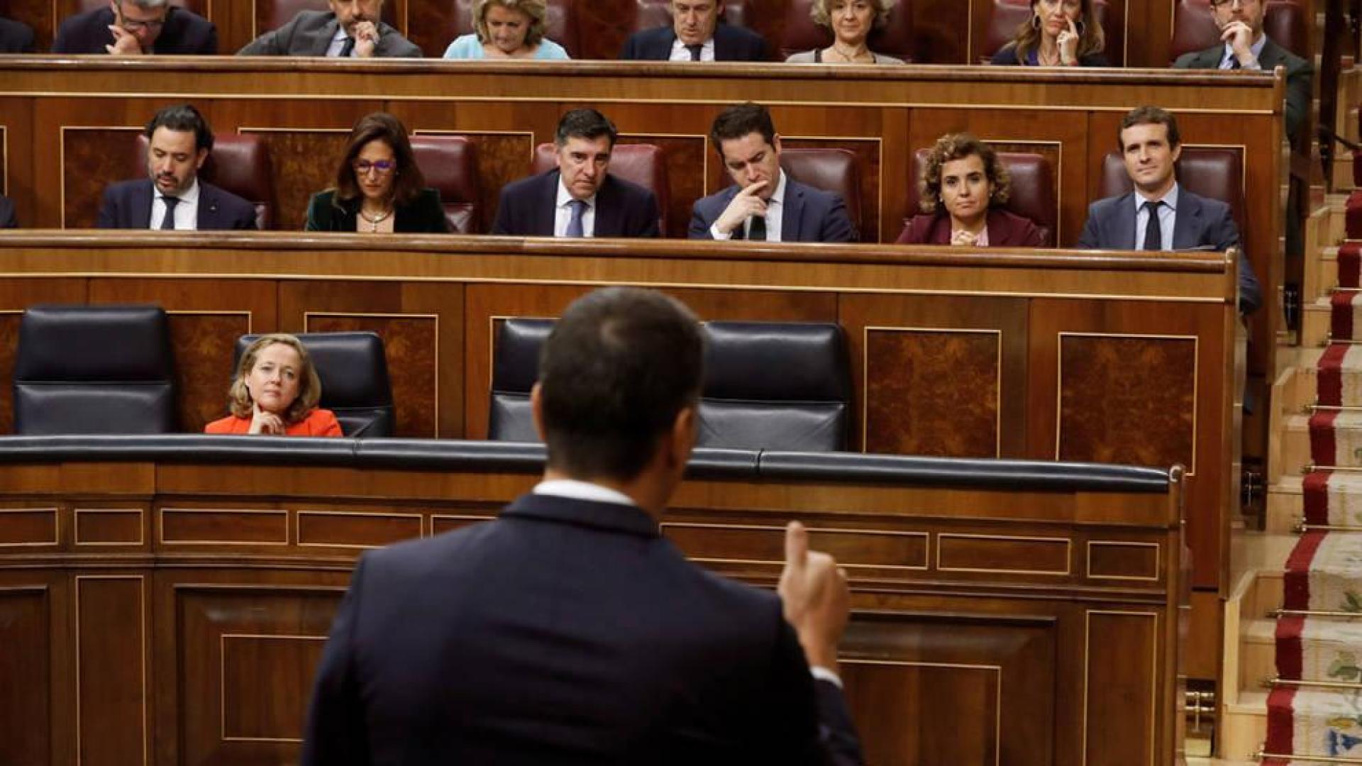 Sánchez ve "rehén de su pasado" a Casado, quien le acusa de arruinar a España