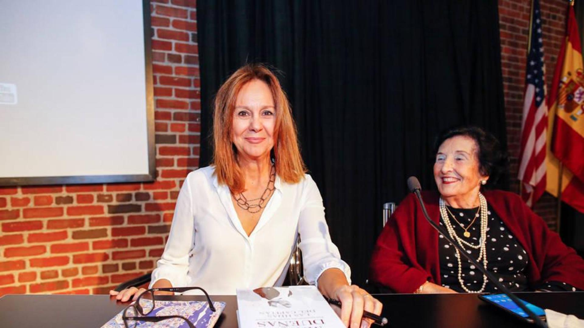 Emigrantes españoles comparten con María Dueñas sus historias en Nueva York