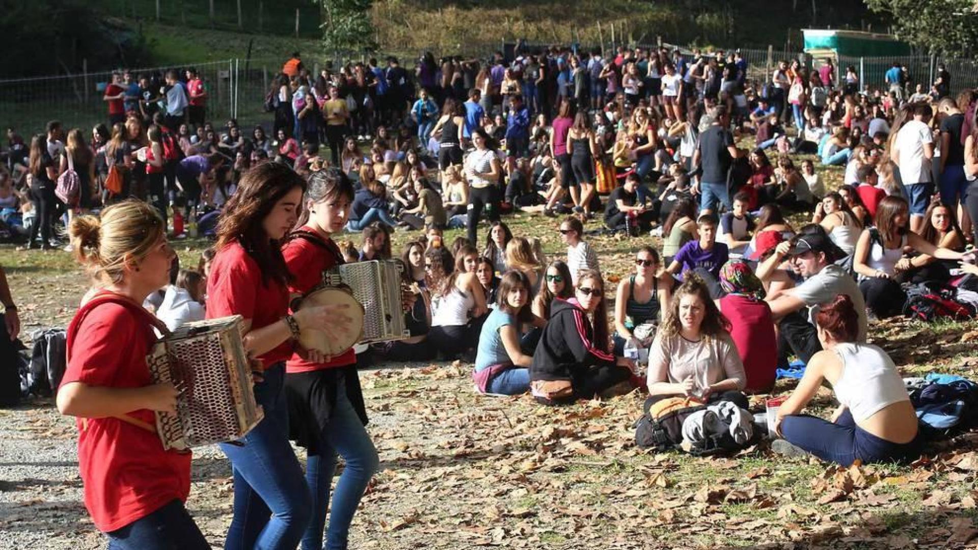 La ikastola Tantirumairu ha vivido este domingo un día histórico con la concurrida asistencia a un soleado "Nafarroa Oinez 2017", la fiesta de las ikastolas navarras que se ha desarrollado sin incidencias importantes y cuyos beneficios se destinarán a la ampliación de este centro de Lesaka