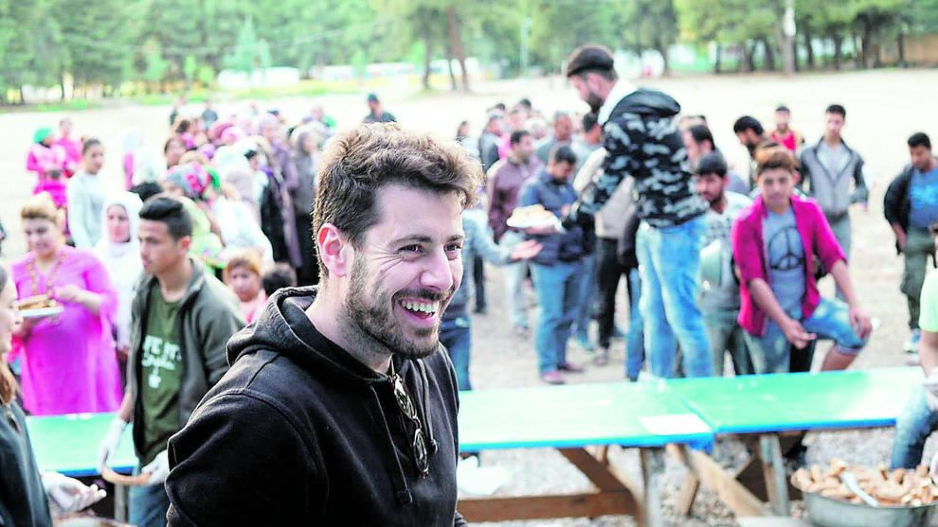 Un pamplonés busca mecenas para su libro de recetas nacido en un campo de refugiados