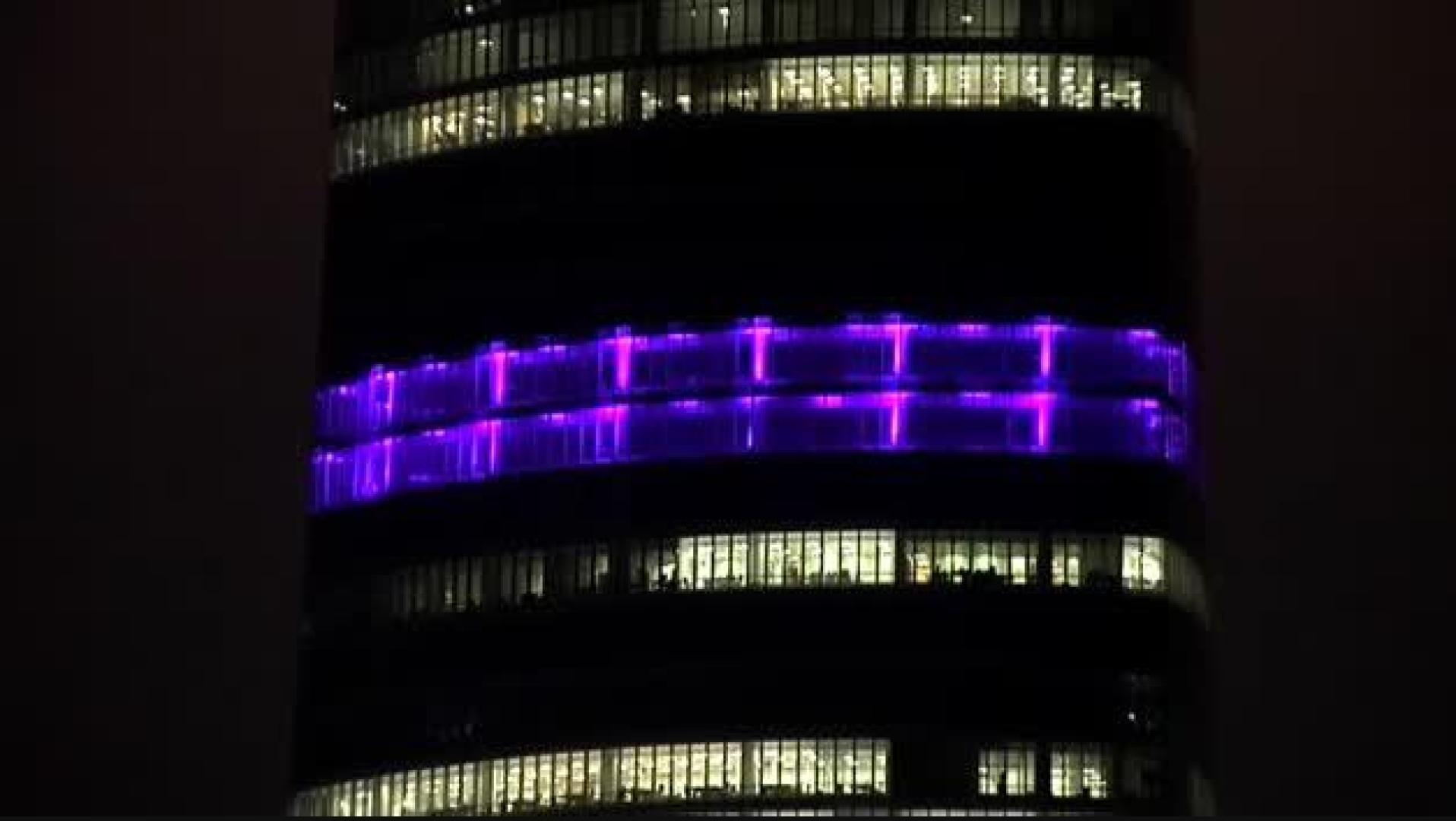 El rosa ilumina edificios emblemáticos para apoyar a las mujeres que luchan contra el cáncer de mama