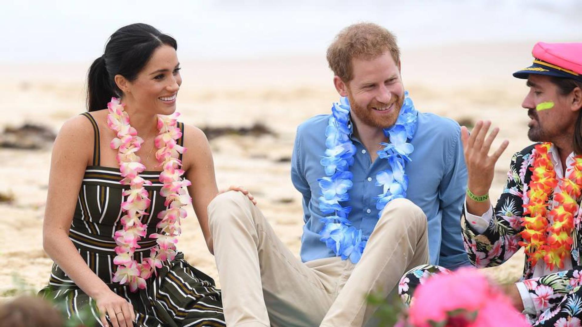 El príncipe Enrique y Meghan descalzos en una playa de Sídney por la salud mental