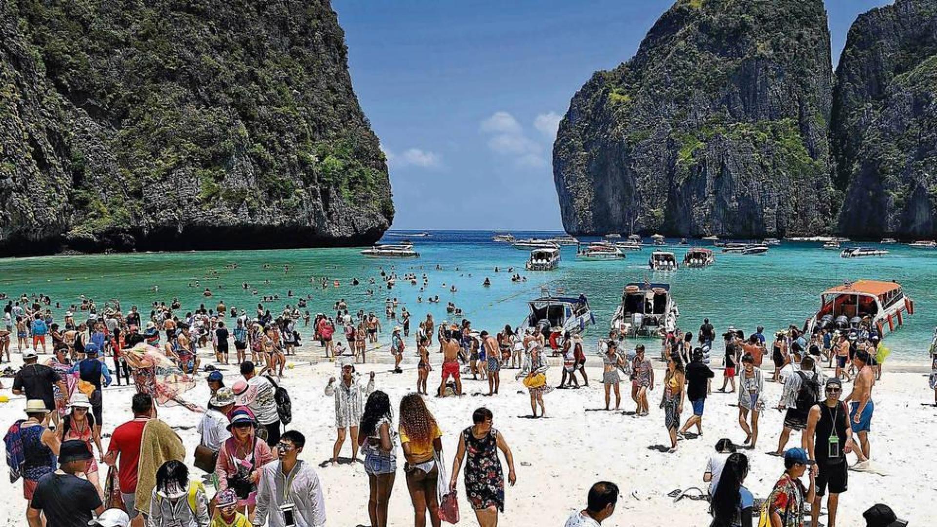 Tailandia cierra Maya Bay indefinidamente por la invasión turística