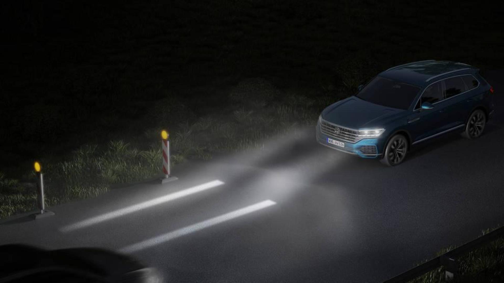 Los nuevos sistemas de alumbrado ayudarán a elevar los estándares de seguridad , según Volkswagen, que acaba de presentar los faros que proyectan información sobre la carretera.