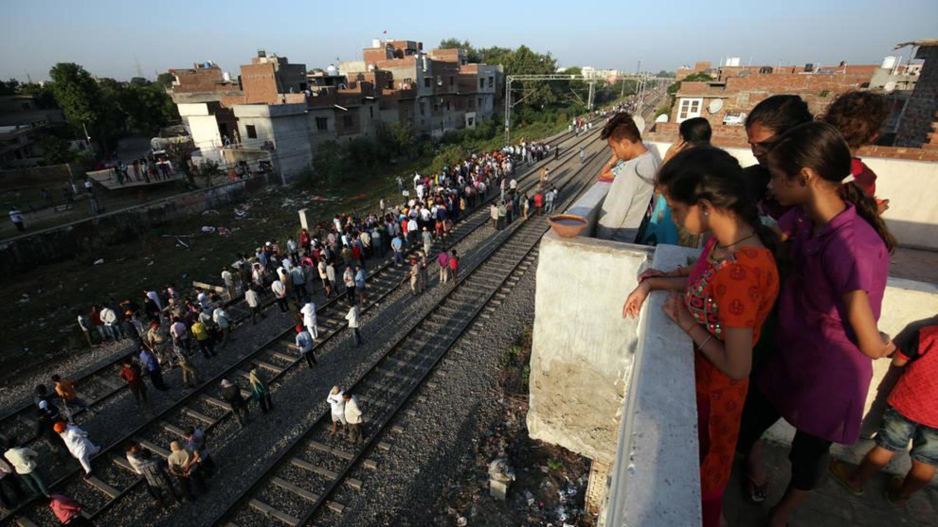 Al menos 50 muertos tras arrollarles un tren en una festividad religiosa en India