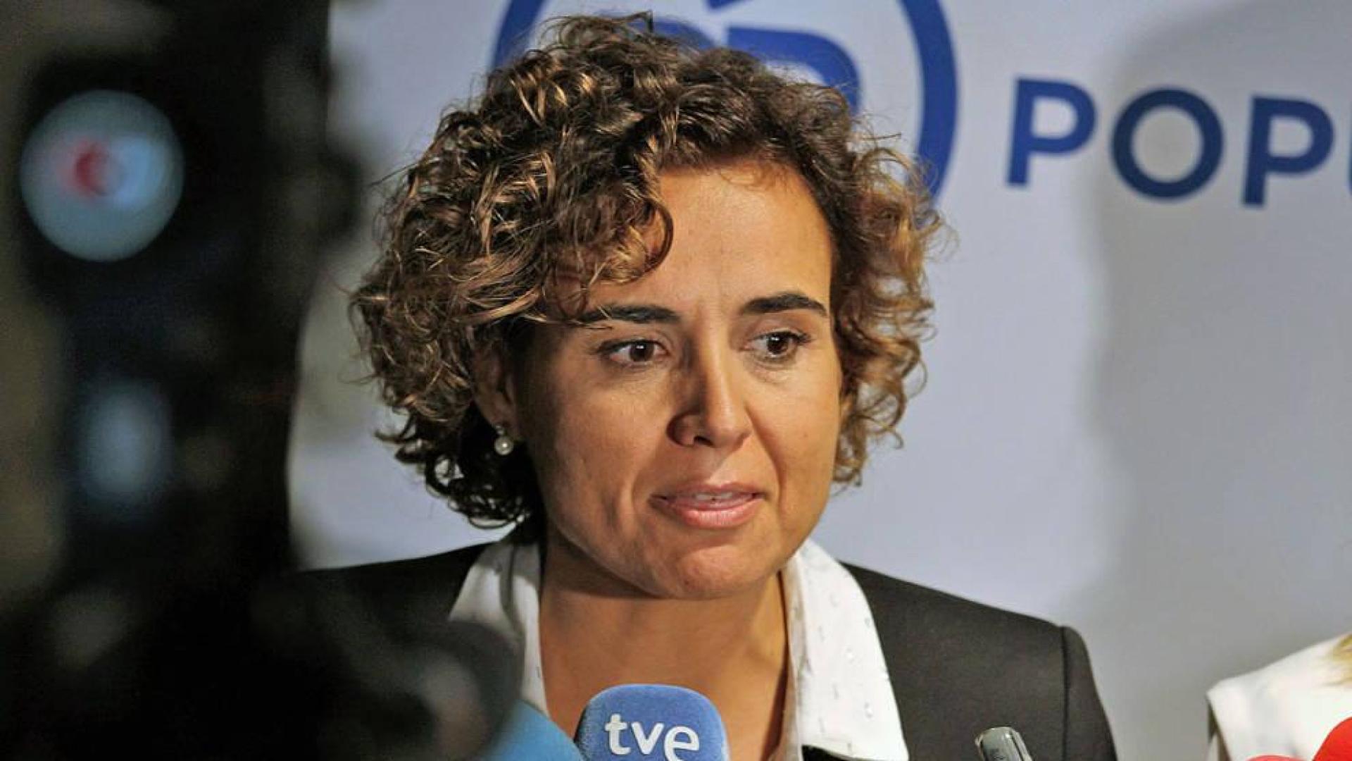 Montserrat acusa a Sánchez de "pactar con aquellos que quieren romper España"