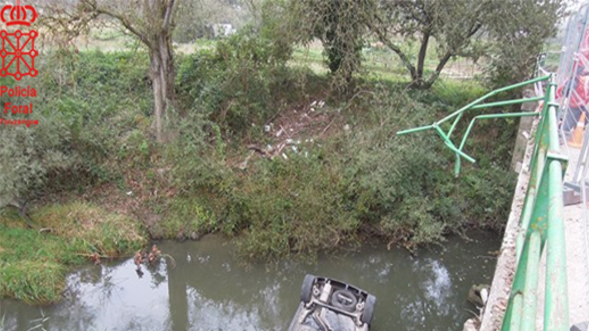 Muere un joven tras caer el coche en el que viajaba con otras tres personas al río Arakil en Urdiain