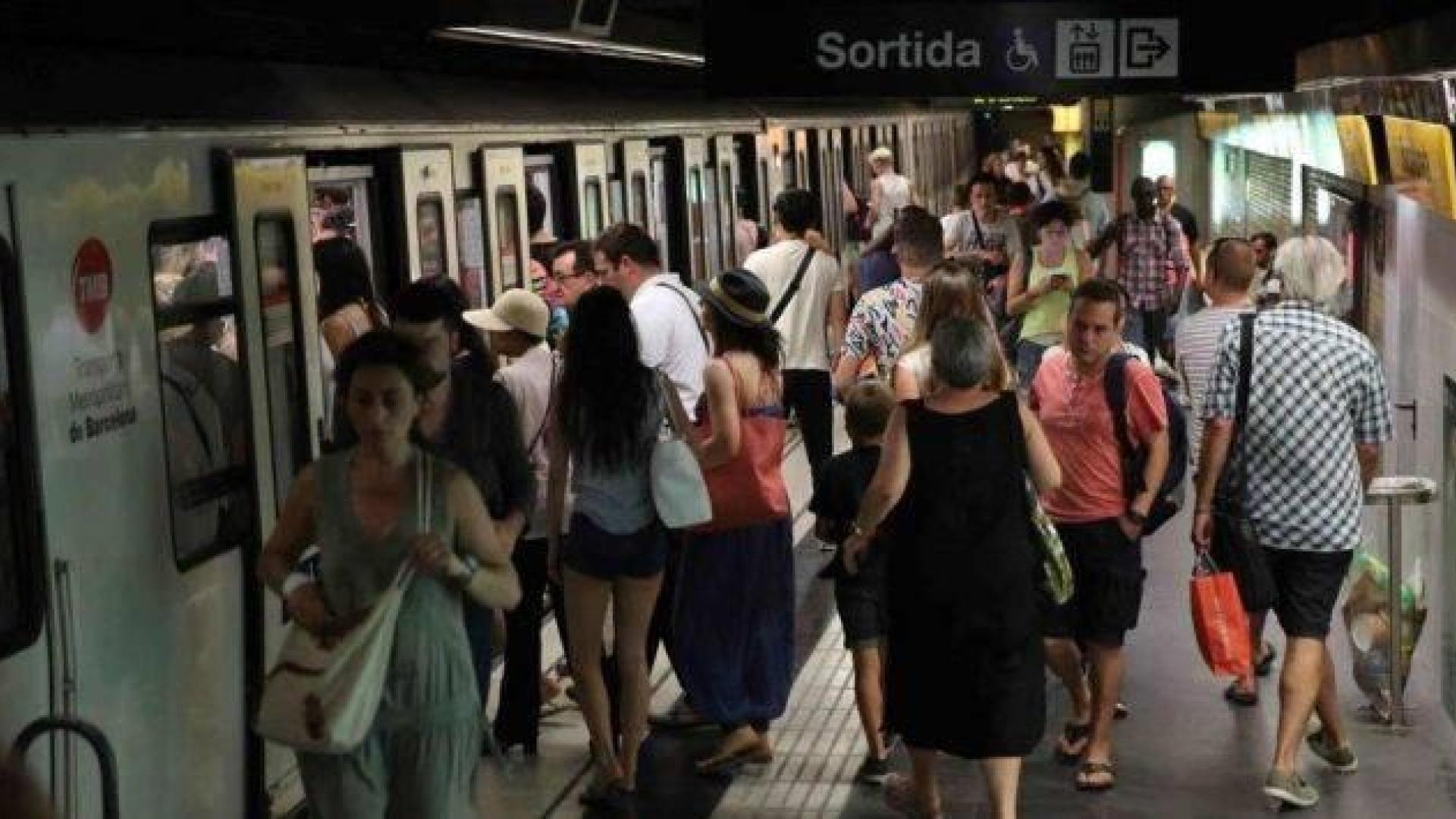 Un vigilante, apuñalado cuando mediaba en una reyerta en metro de Barcelona