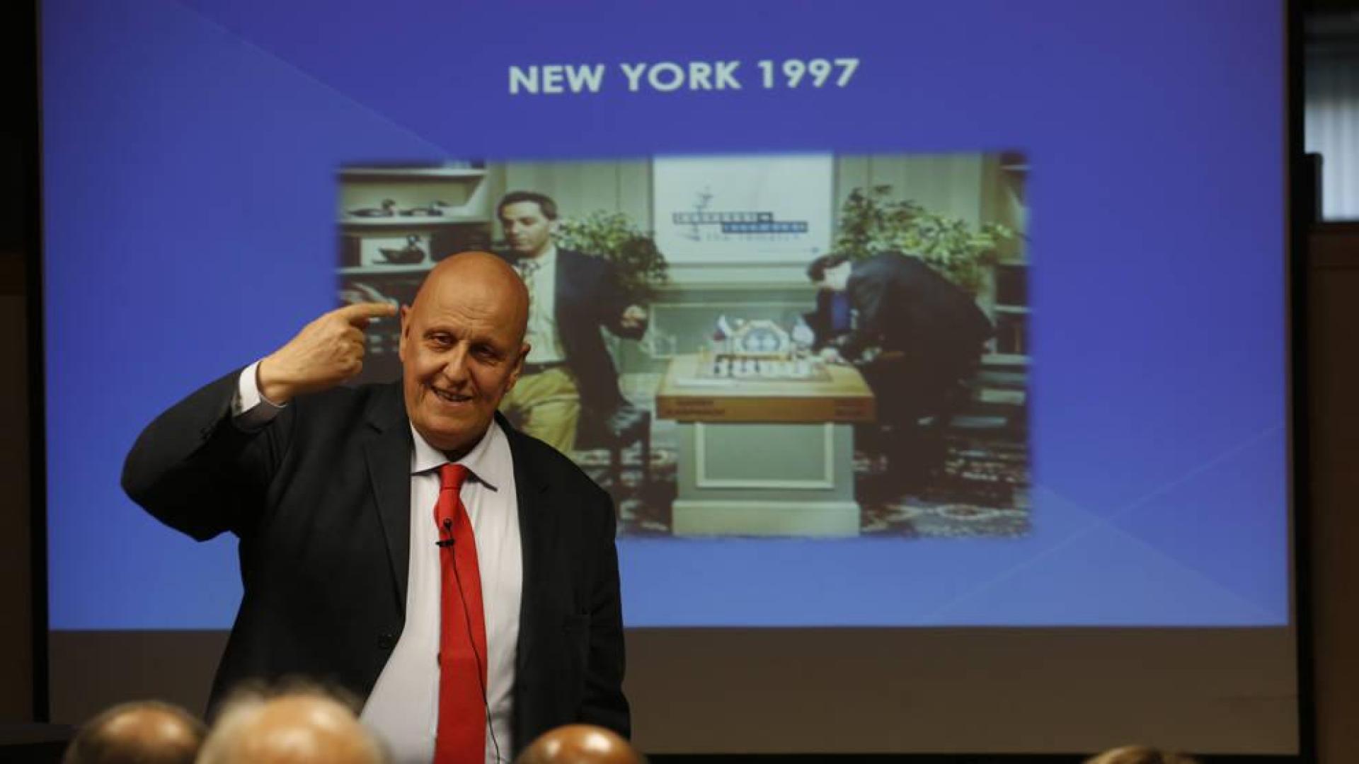 El periodista que usa el ajedrez para ilustrar a entrenadores y directivos en Pamplona