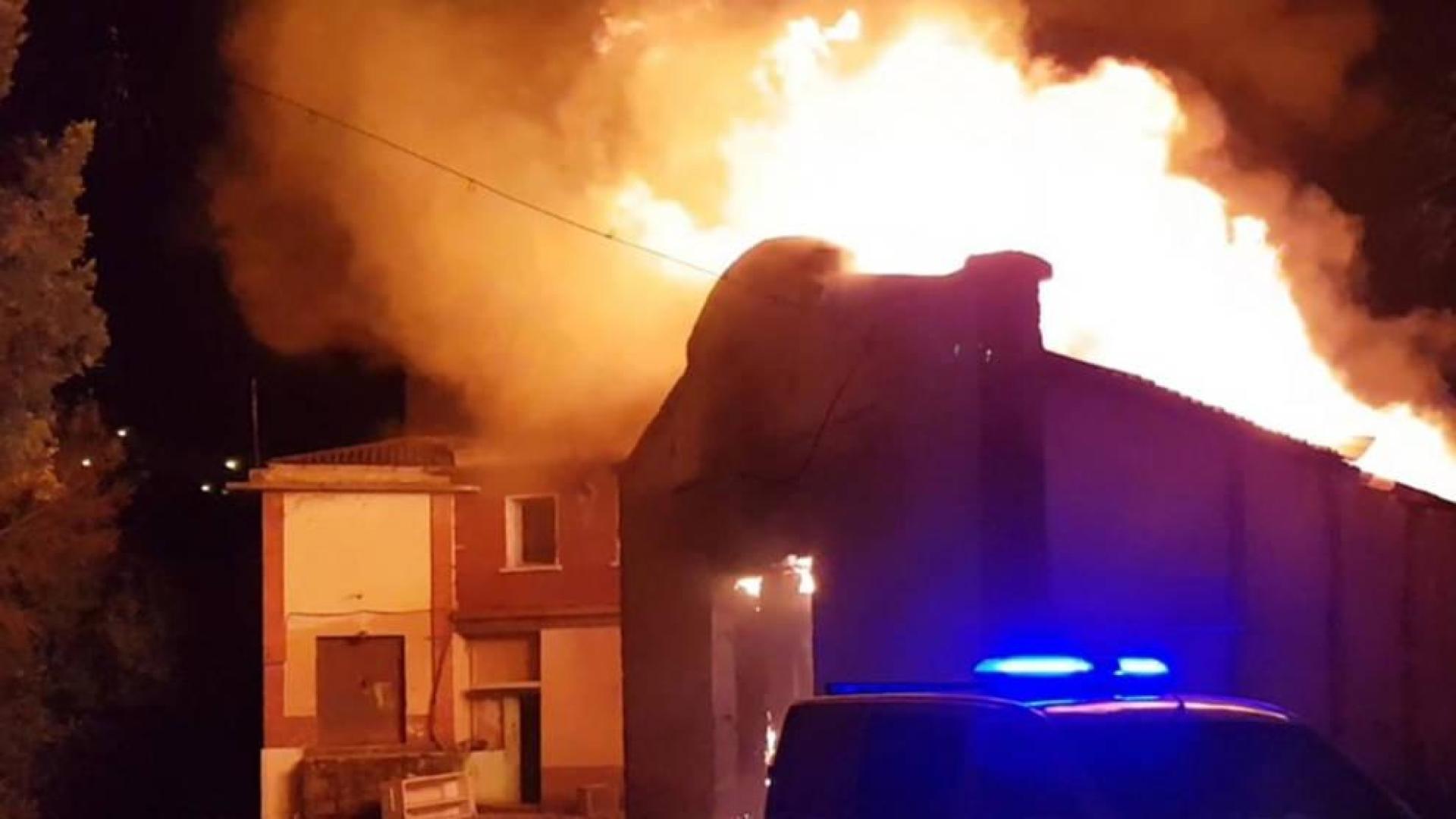 Incendio de grandes dimensiones en una harinera abandonada de Pamplona
