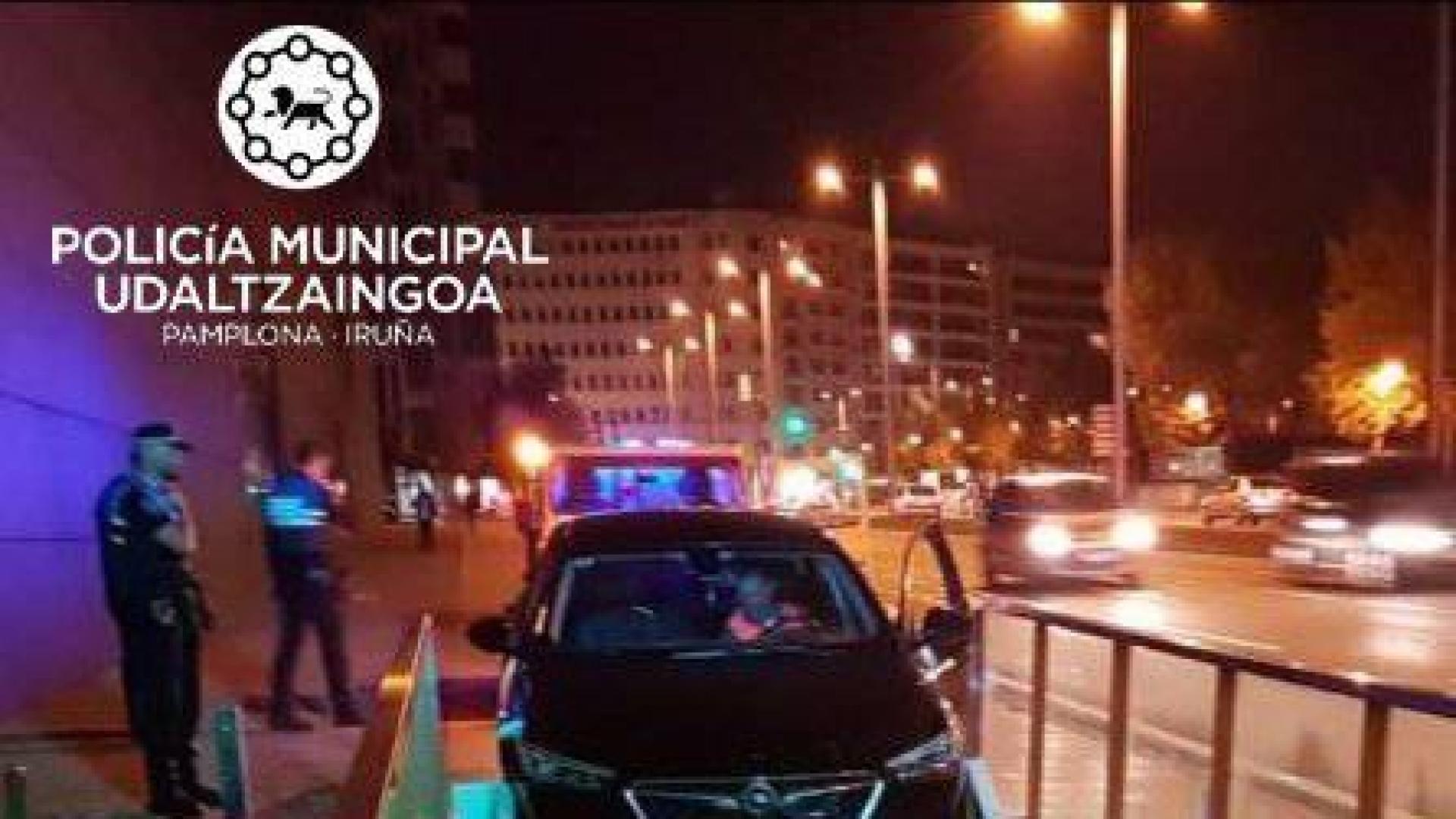 Un conductor ebrio se empotra al intentar entrar al parking de Baluarte por las escaleras