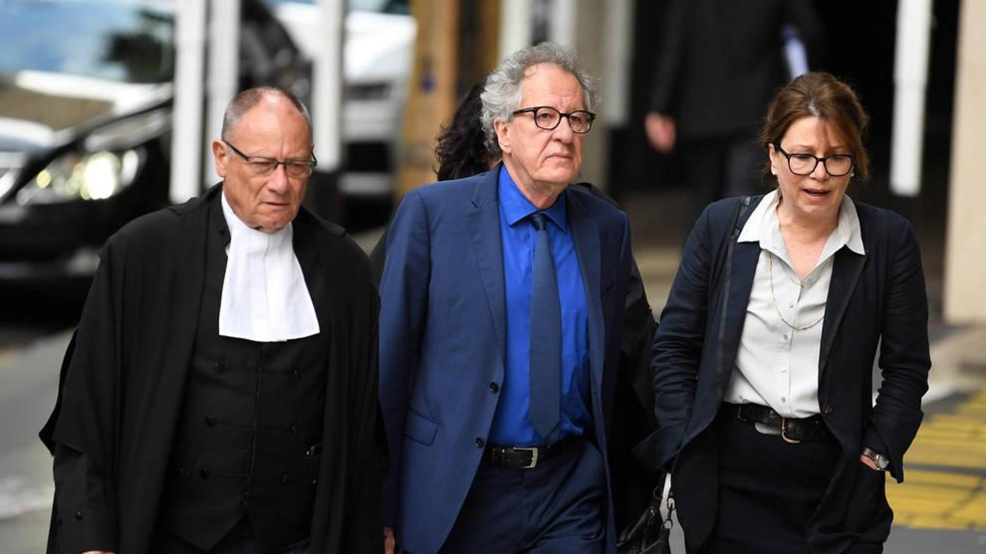 Geoffrey Rush dice al juez que un artículo difamatorio afectó su vida y su carrera