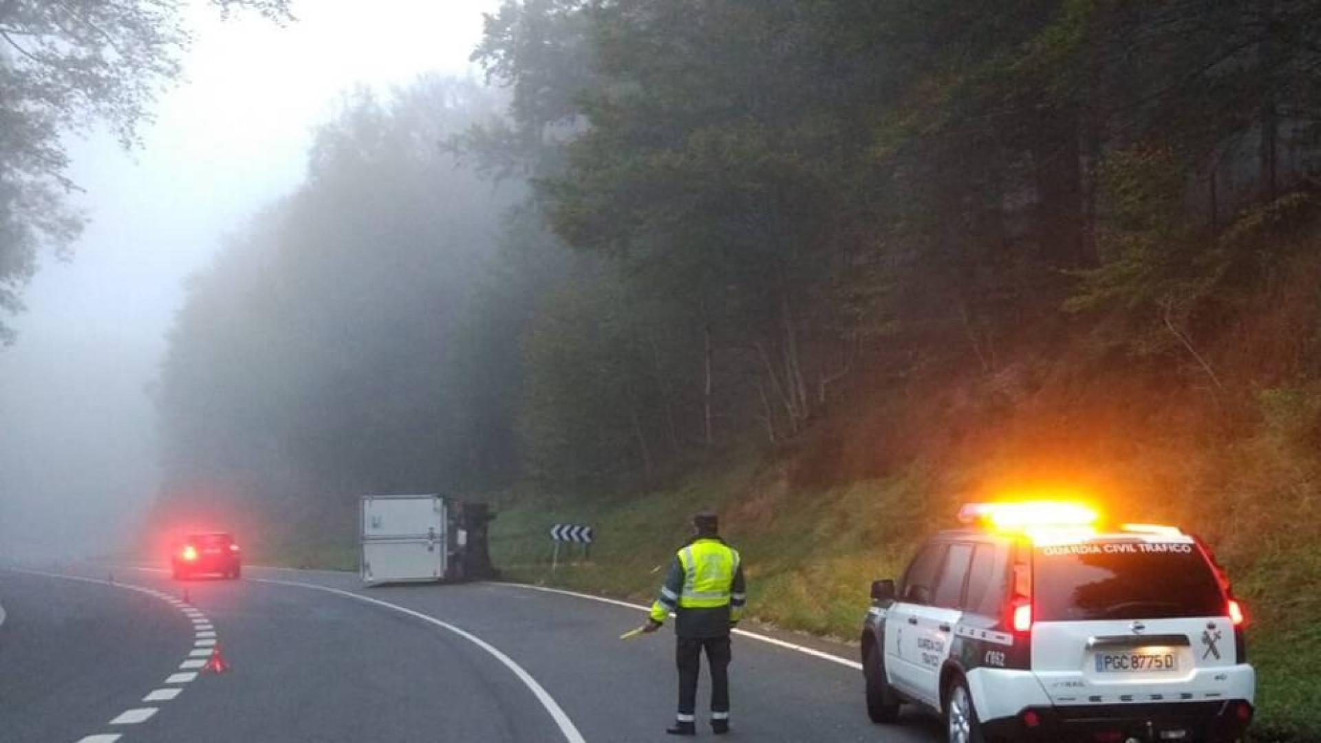 Herido al volcar una furgoneta en la NA-1210, sentido Irún