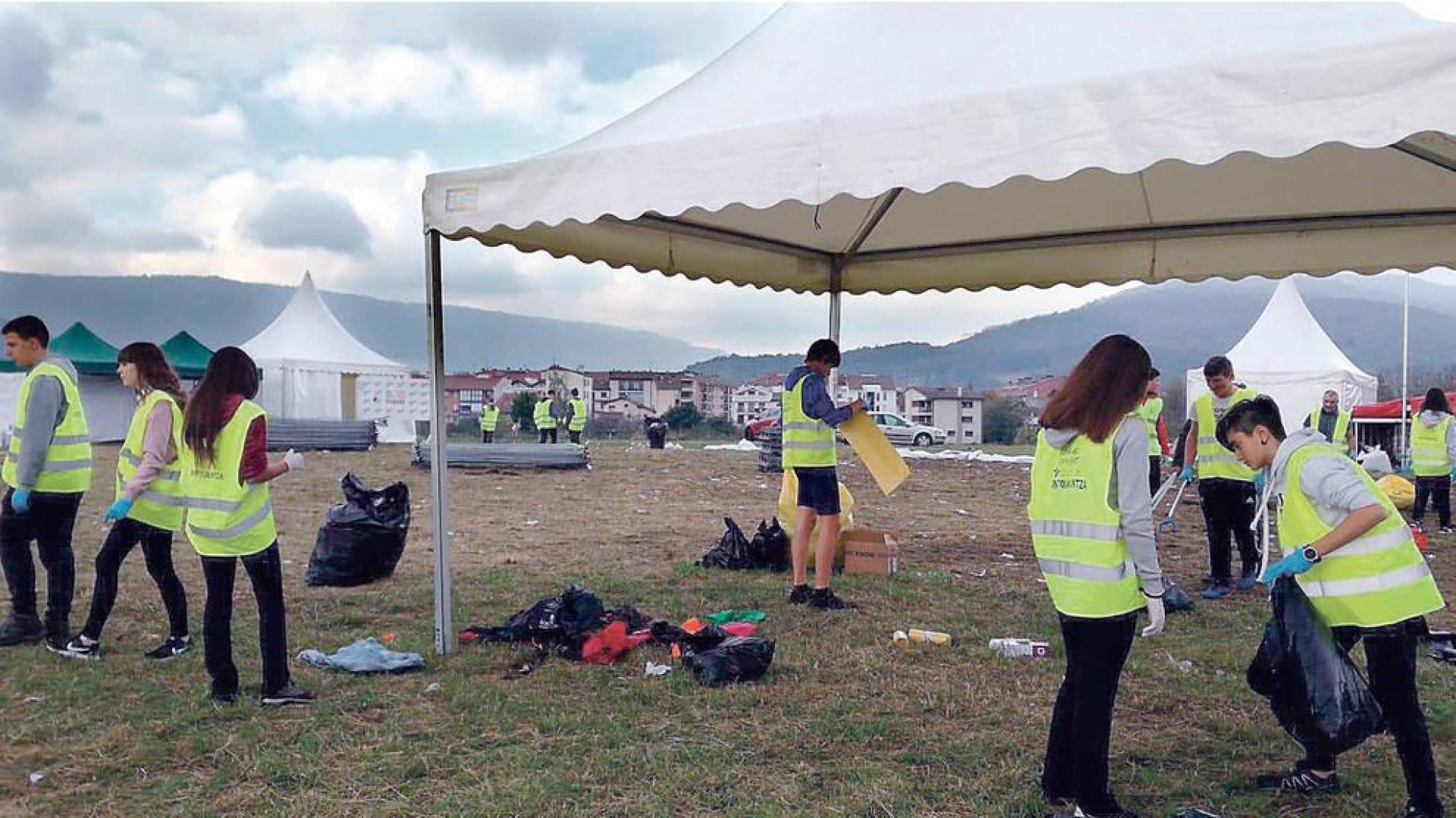 La limpieza del Oinez centra la labor de 50 voluntarios en Alsasua