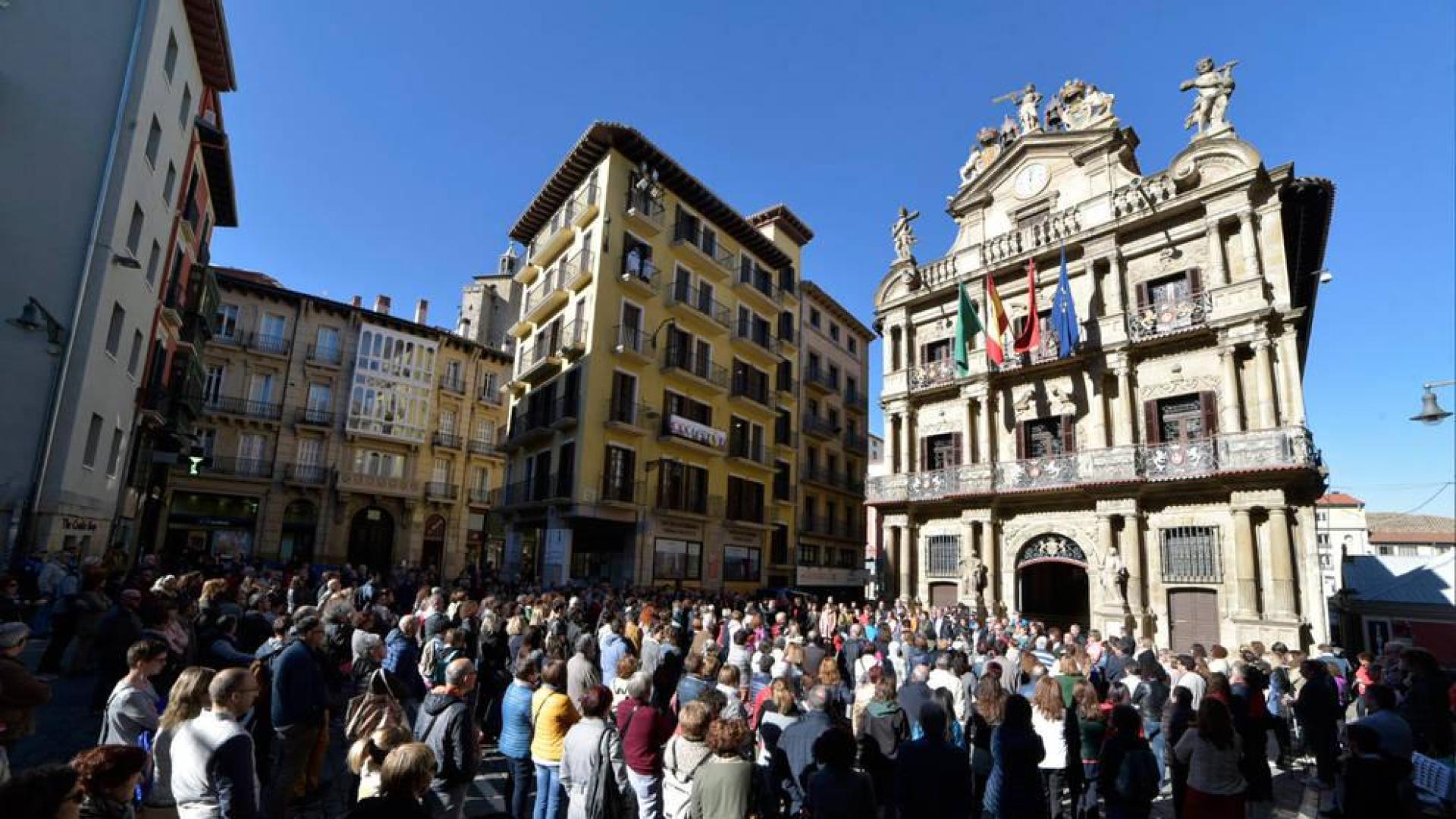 La fallecida en el incendio de Pamplona y su pareja vivieron juntos tras ser él condenado