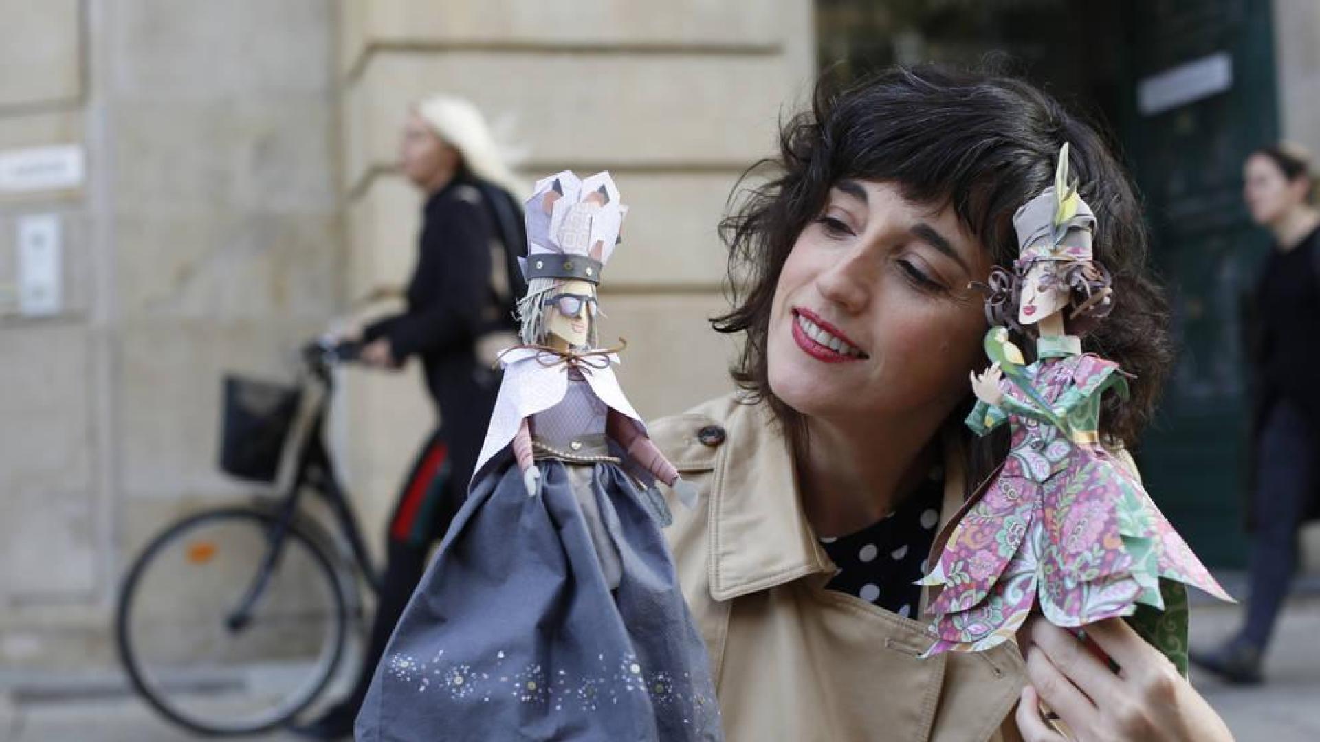 La artista Mila García Louzao expone en el Gayarre sus creaciones de papel
