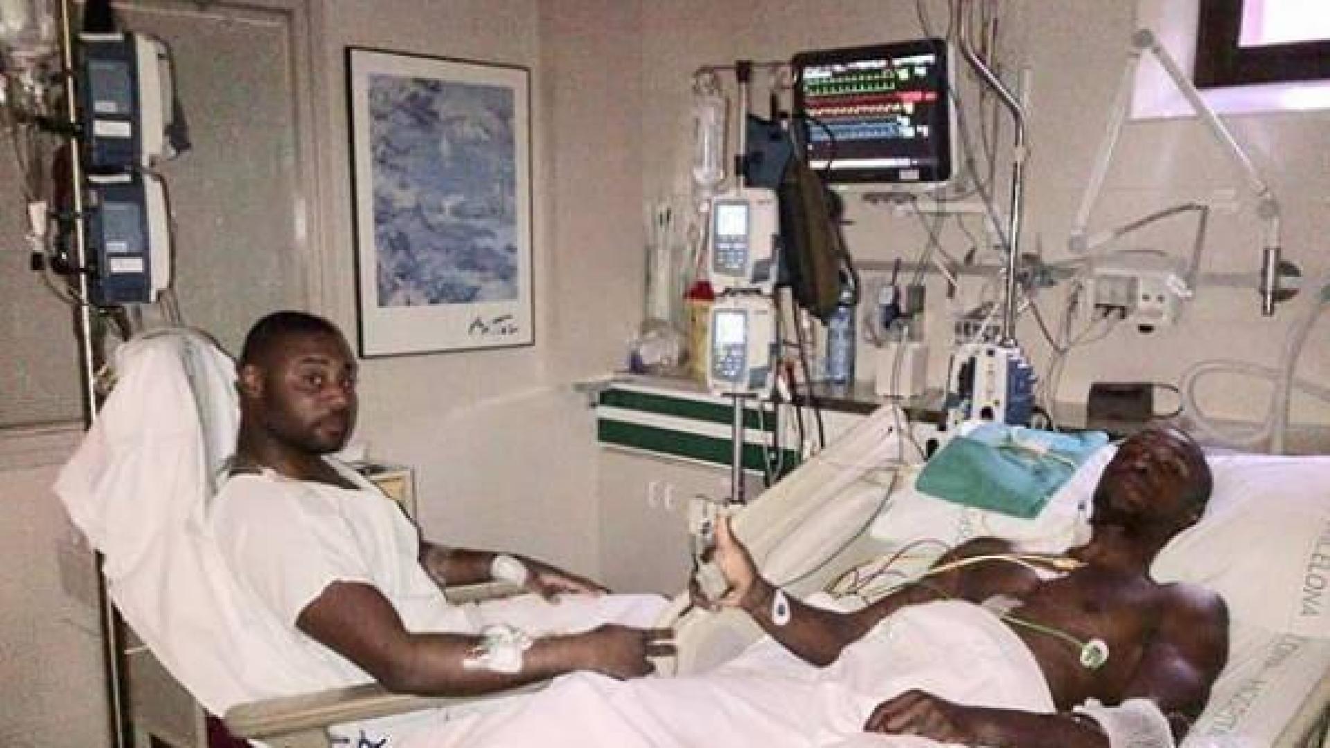 Abidal muestra una foto con su primo, tras el trasplante de hígado