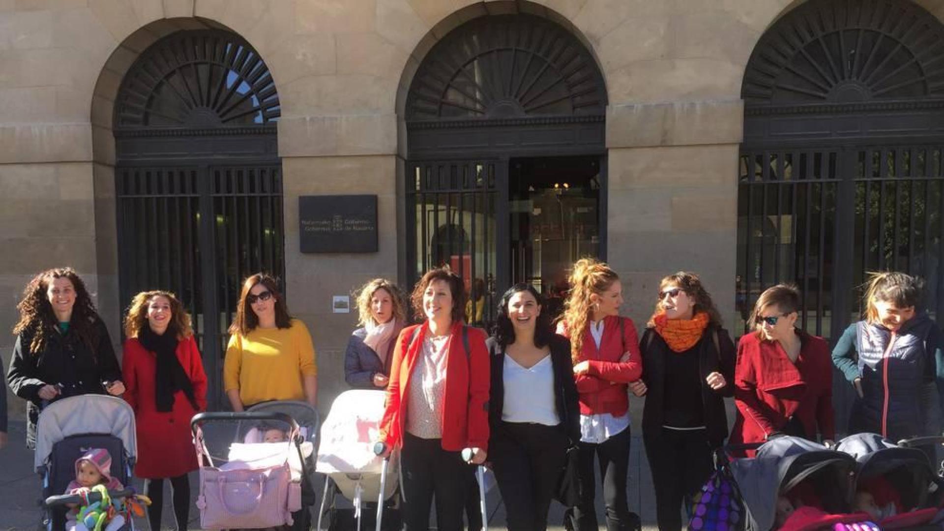 Madres navarras registran en el Parlamento más de 26.000 firmas para reclamar la devolución del IRPF