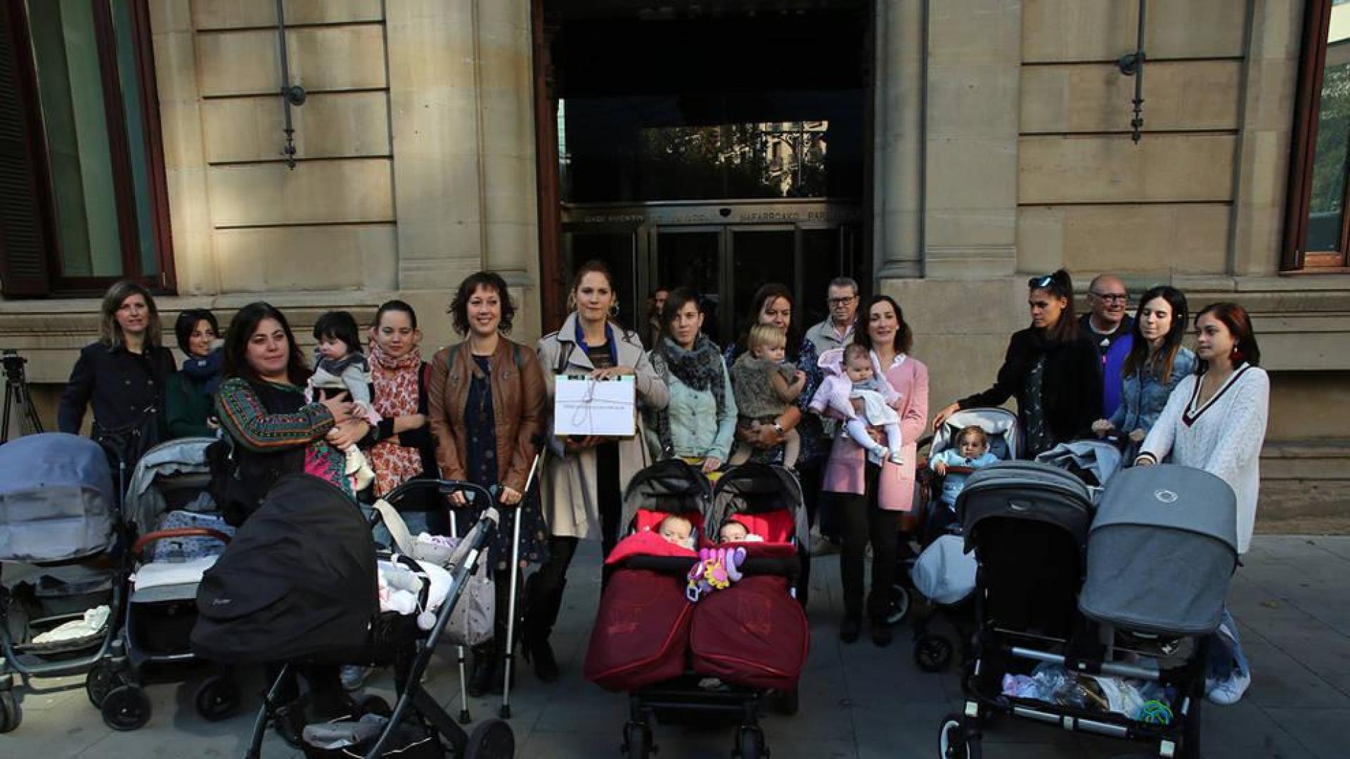 Madres navarras registran en el Parlamento más de 26.000 firmas para reclamar la devolución del IRPF