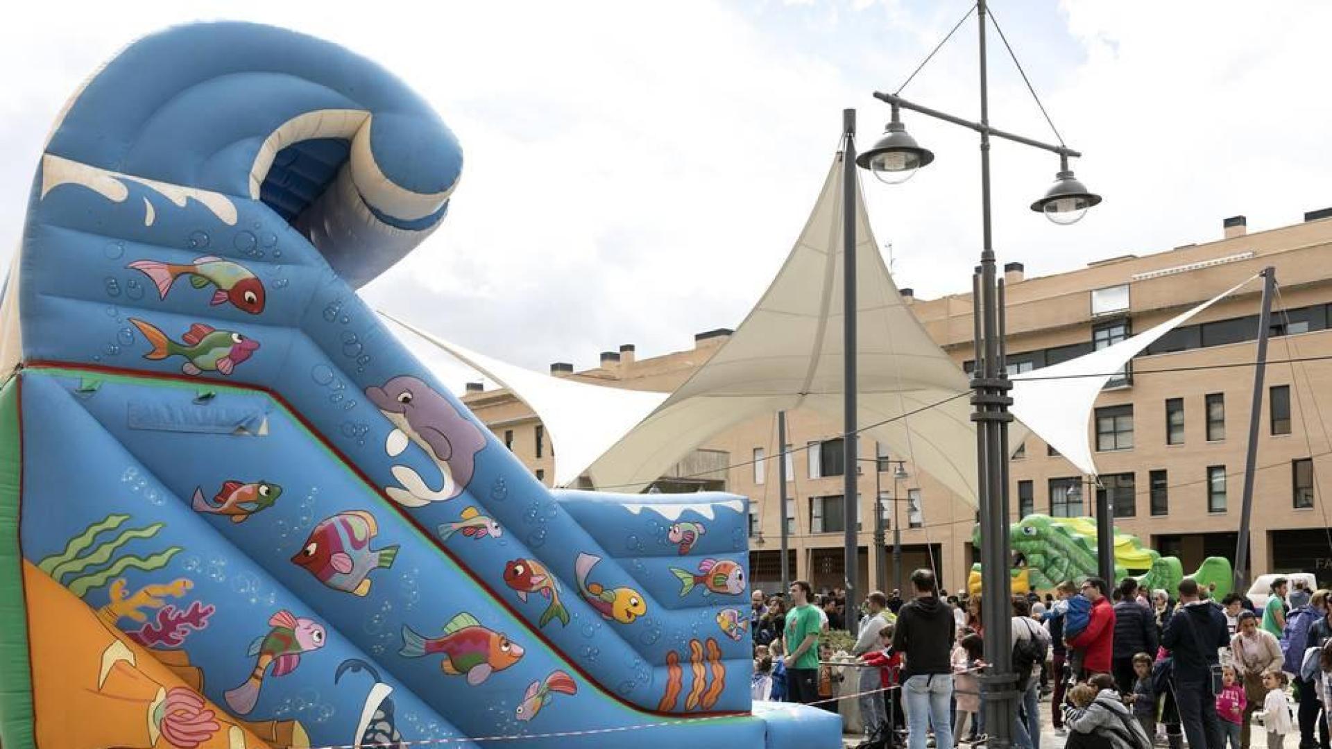 Del 8 al 10 de septiembre, Artica celebró sus fiestas. ¡Click! se acercó la mañana del sábado para disfrutar del ambiente tanto en la zona de juegos infantiles e hinchables como junto al espacio habilitado para que familias y cuadrillas prepararan los calderetes. El buen tiempo ayudó a que la jornada fuera un completo éxito.