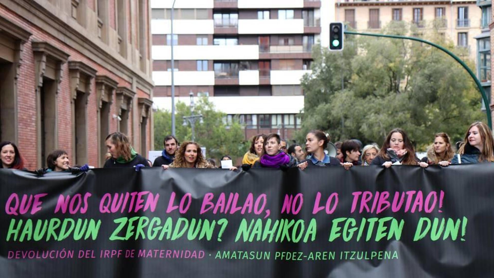 El grupo de madres y padres que reclaman la devolución del IRPF se ha manifestado este sábado en Pamplona para reclamar el IRPF por las bajas de maternidad.