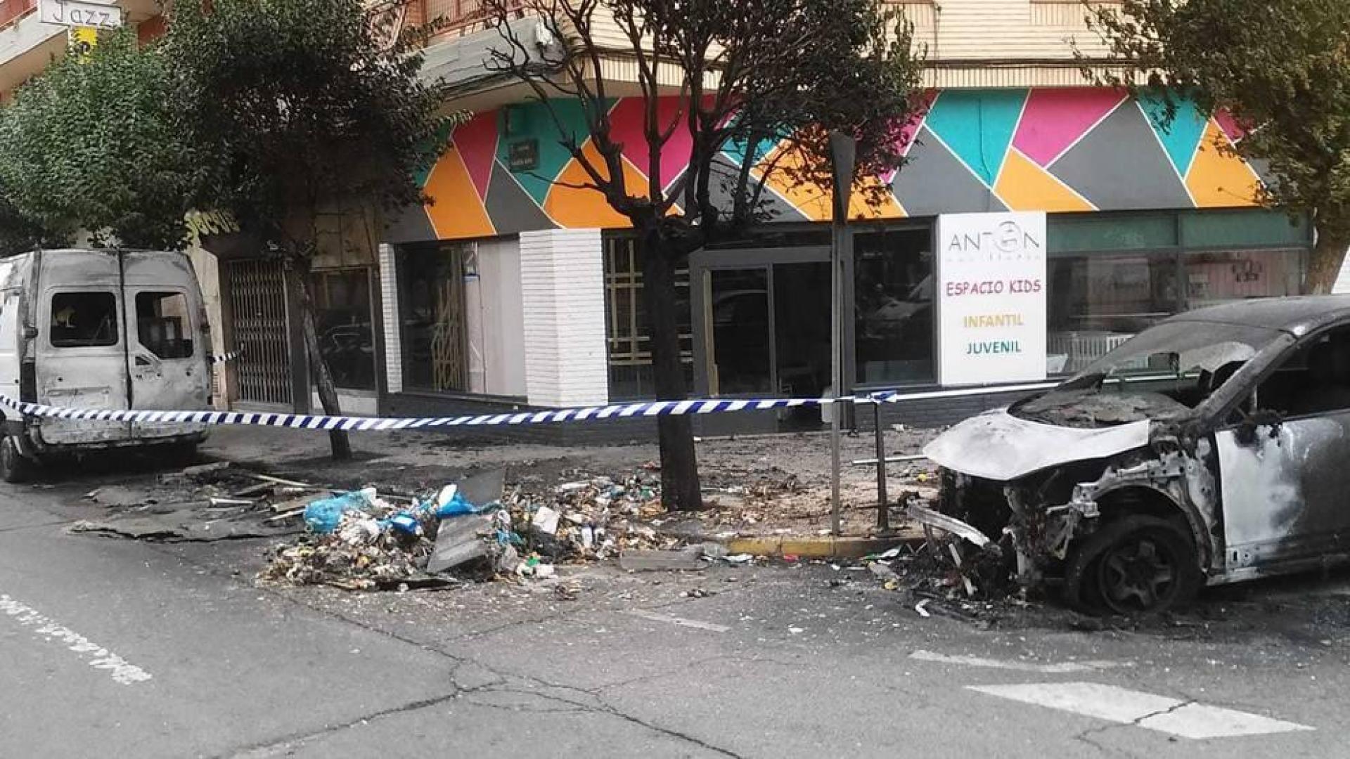 Un fuego intencionado en Tudela afecta a 5 coches y una tienda