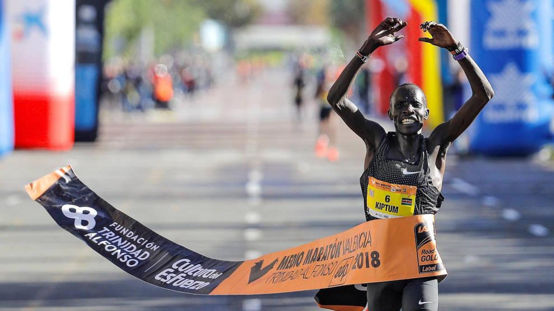 El keniano Abraham Kiptum bate en Valencia el récord del mundo de medio maratón