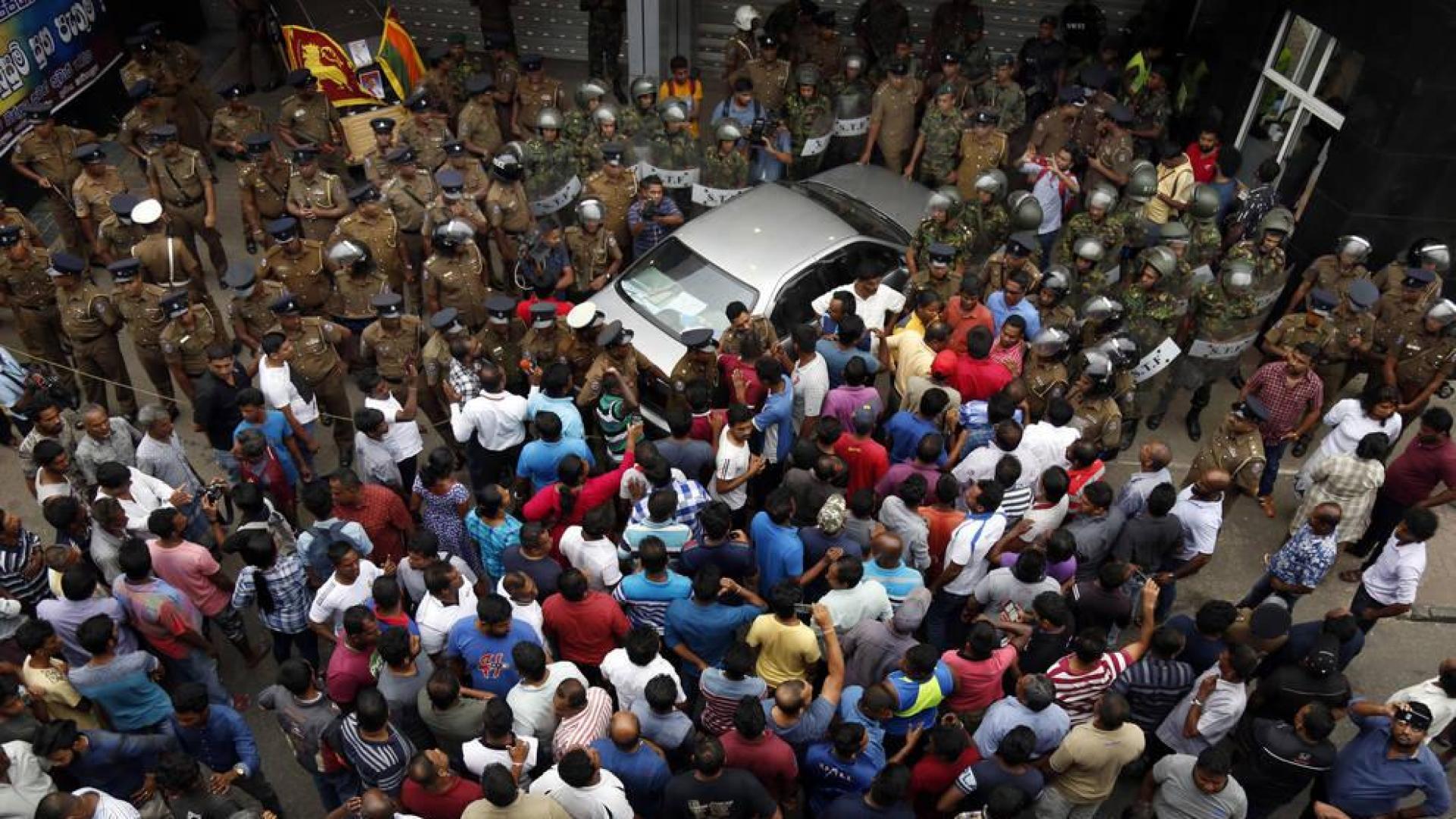 Enfrentamientos entre Policía y seguidores del ex primer ministro en Sri Lanka