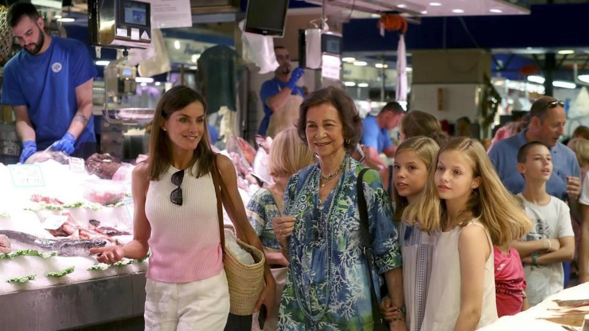 La Reina Letizia y sus hijas, la princesa Leonor y la infanta Sofía, y la reina emérita, doña Sofía, han salido hoy juntas a dar un paseo y visitar el mercado de abastos L'Olivar, situado en el centro de la ciudad de Palma.