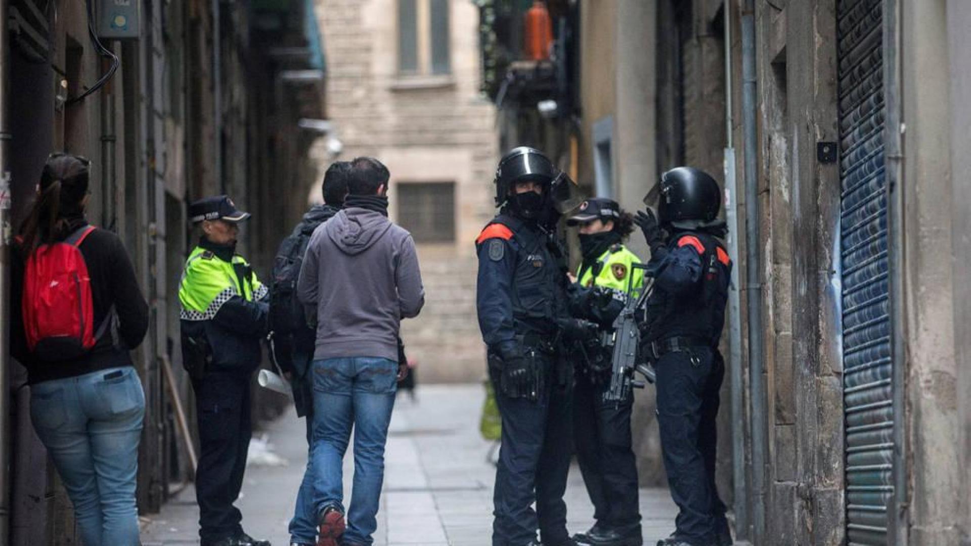 Operación de los Mossos contra los 'narcopisos' en Barcelona