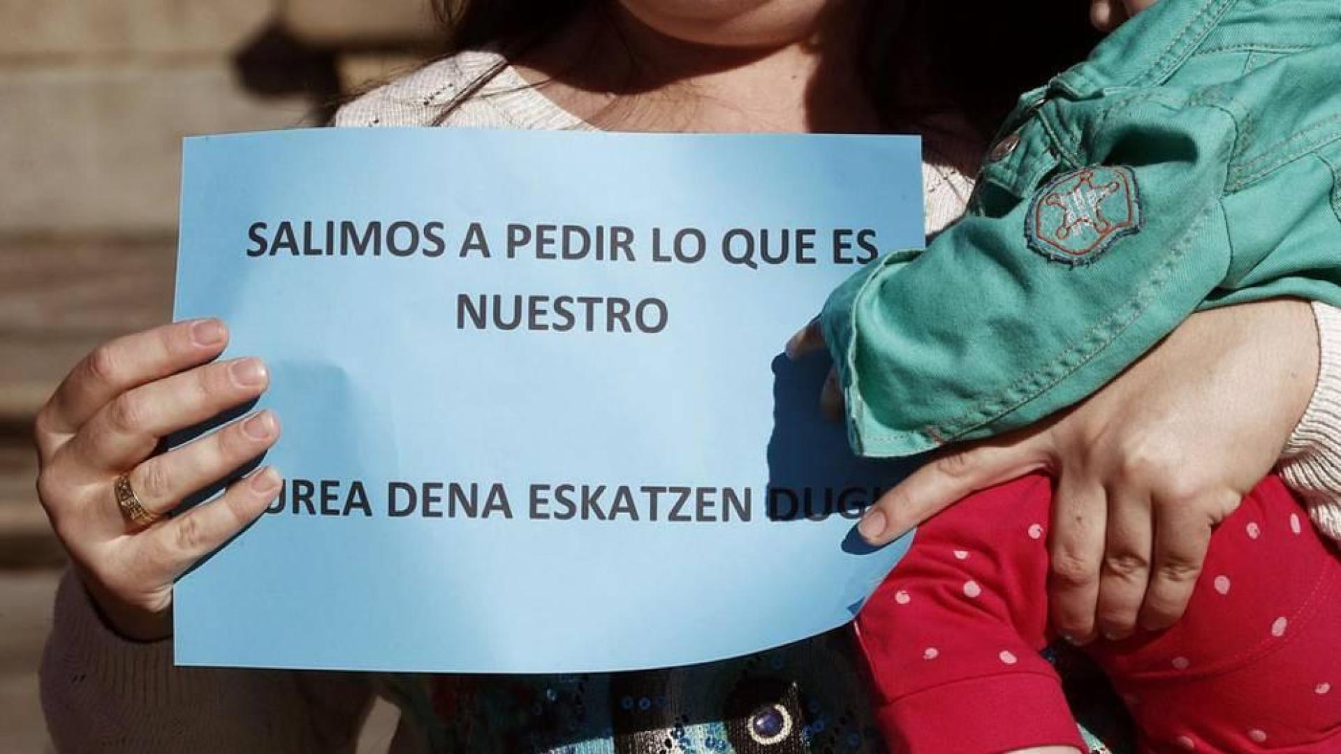 Madres navarras se movilizan para reclamar la devolución de las retenciones por maternidad
