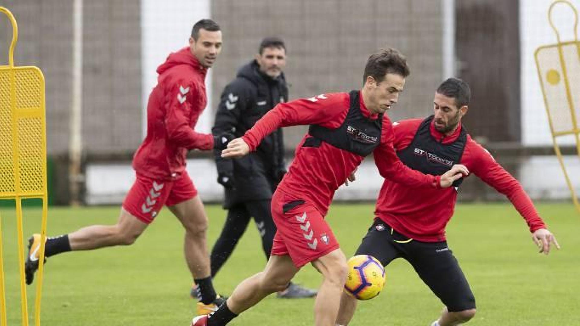 Iñigo Pérez se entrena con el grupo tras el empate en el Wanda
