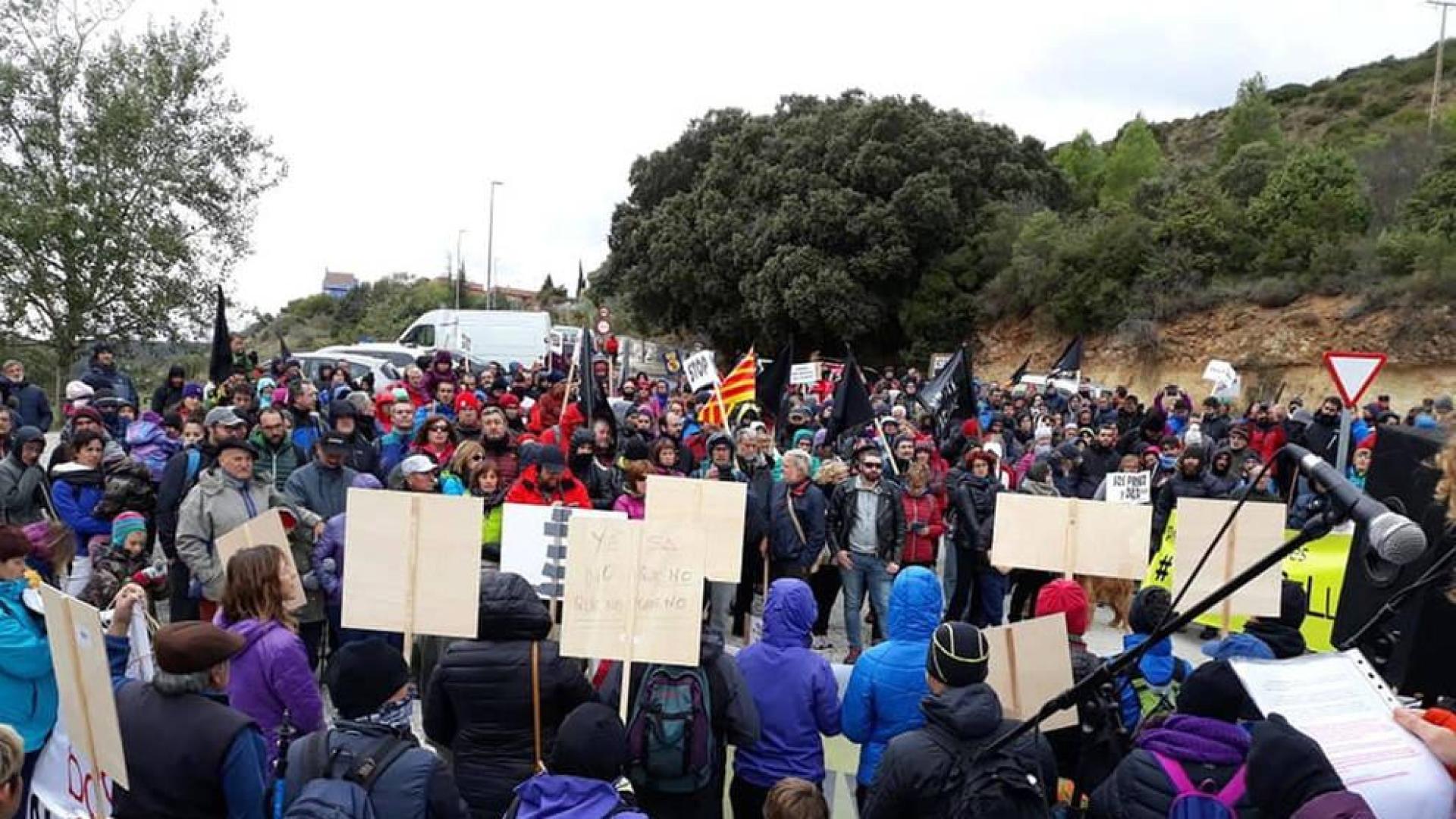 Cientos de personas se manifiestan contra el llenado de Yesa