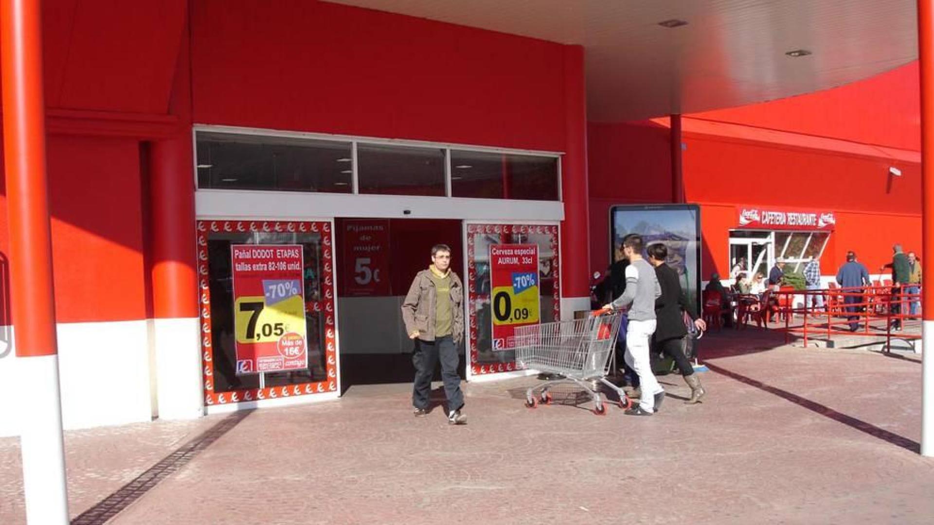 Entrada al hipermercado eroski de Pamplona.