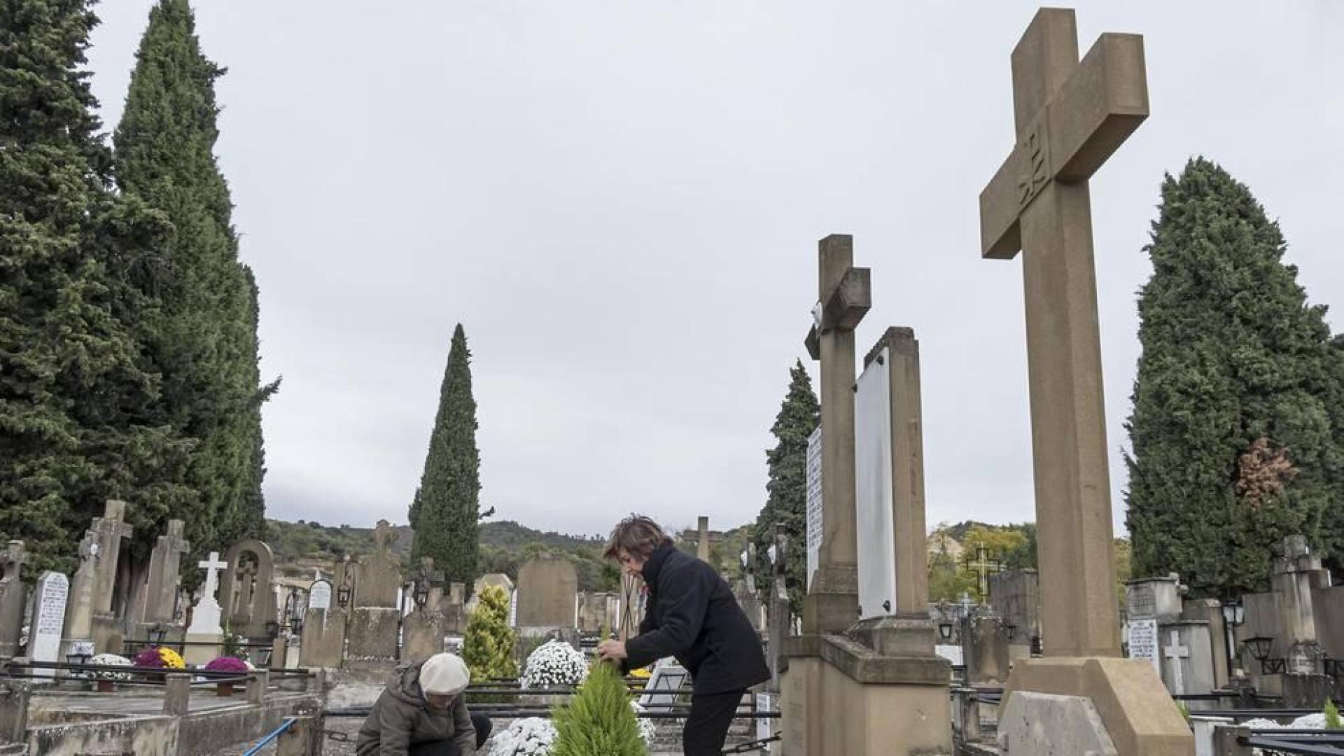 El cementerio de Estella se prepara pese a la lluvia y el frío