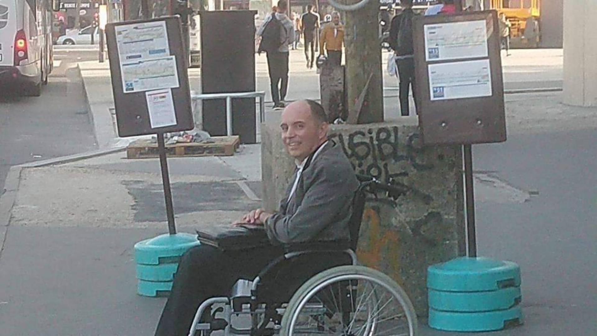 Un chófer desaloja un autobús para dar una lección de civismo
