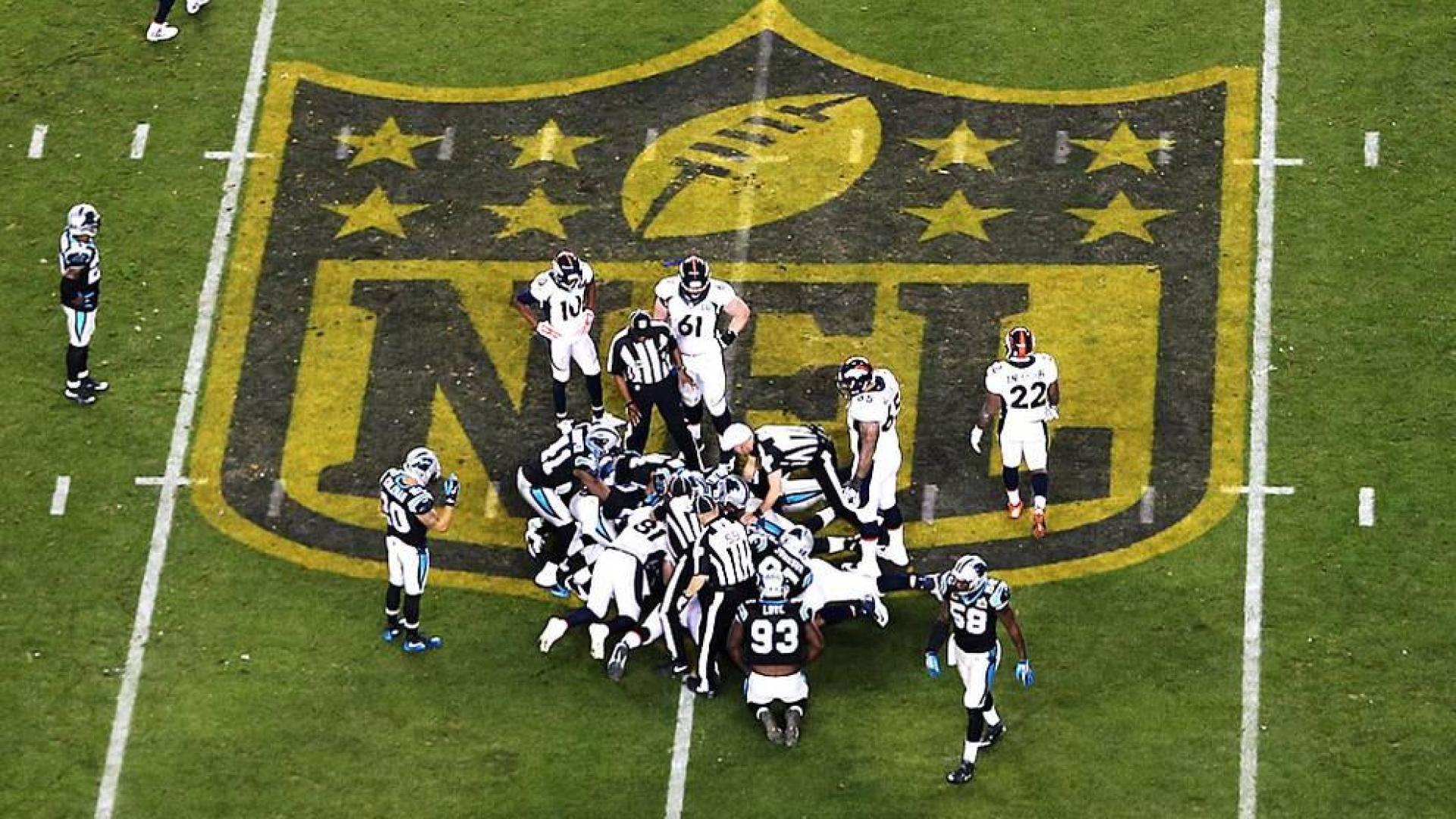 El veterano mariscal de campo Peyton Manning, apoyado por una gran defensa, lideró a los Broncos de Denver al triunfo por 24-10 ante los Panthers de Carolina y se proclamaron nuevos campeones del Super Bowl 50.