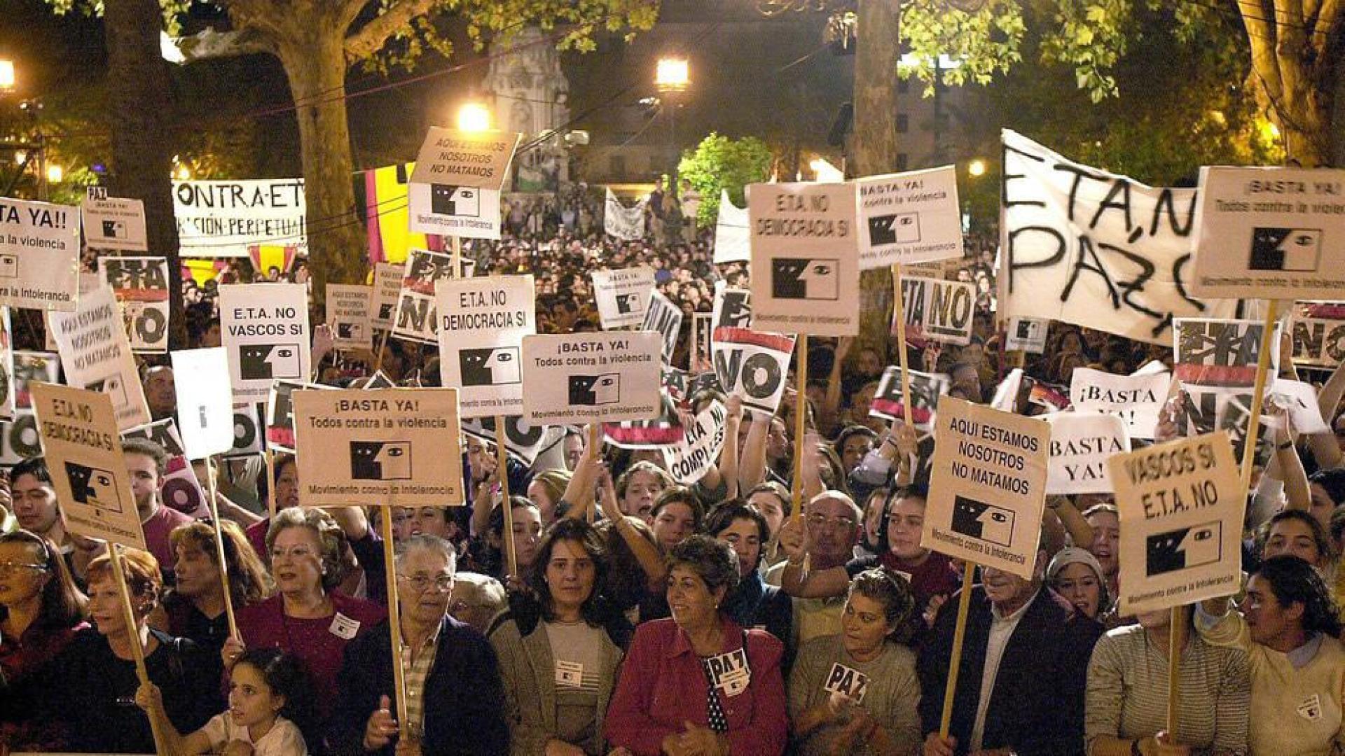 El hijo de una víctima de ETA pide embargar a etarras, a Bildu, a EH y a sus hermanos