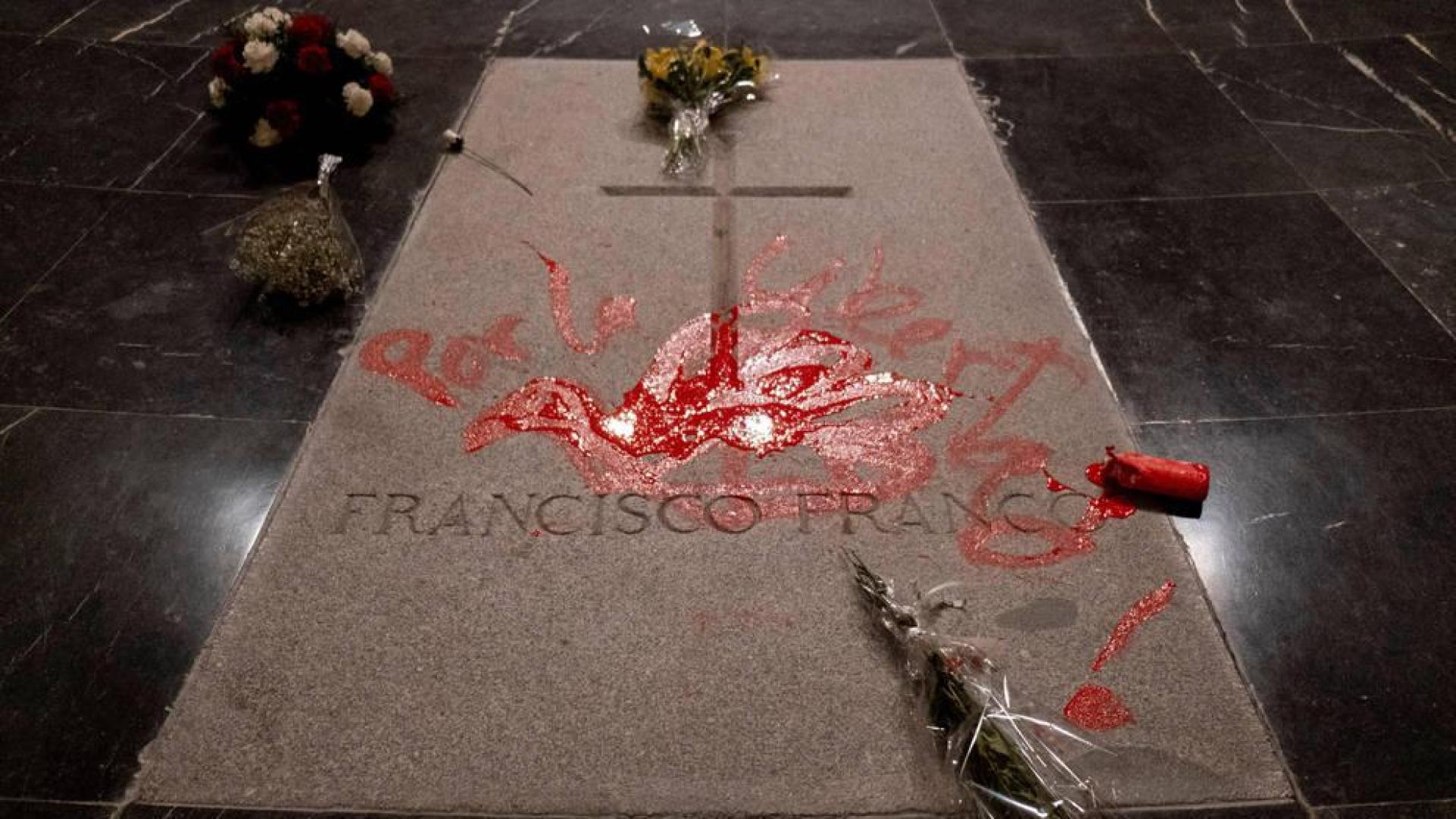 Detienen al escultor Enrique Terneiro por pintar en la tumba de Franco la paloma de la paz