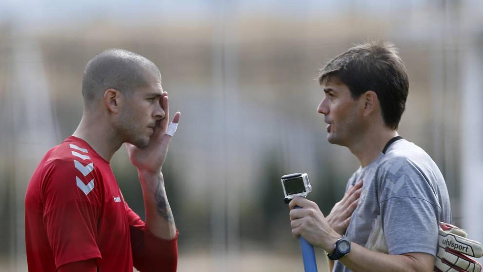 Fotos del meta de Osasuna Rubén Martínez en diferentes entrenamientos