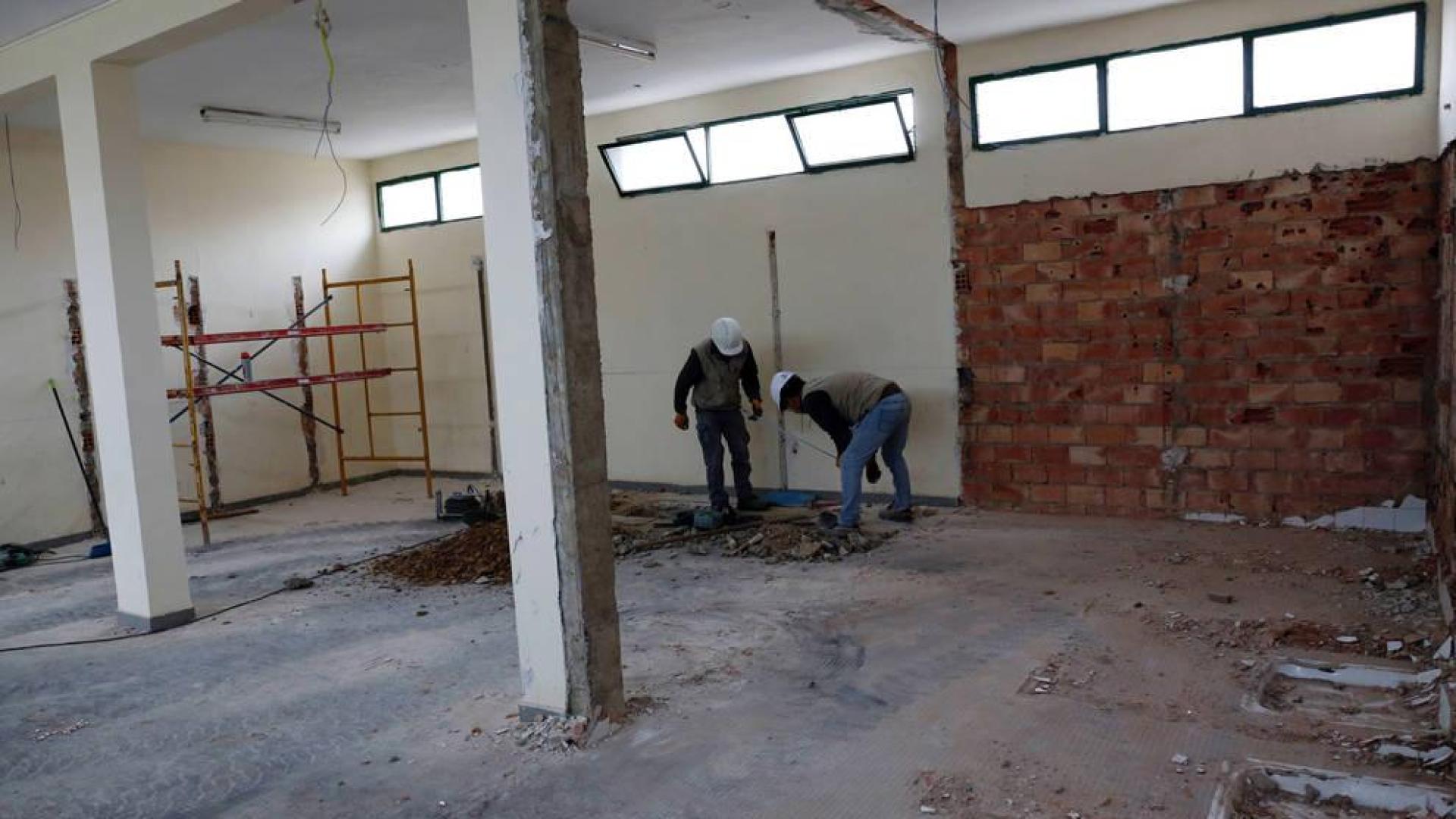 Comienzan las obras de reforma de los vestuarios de la piscina de Ribaforada