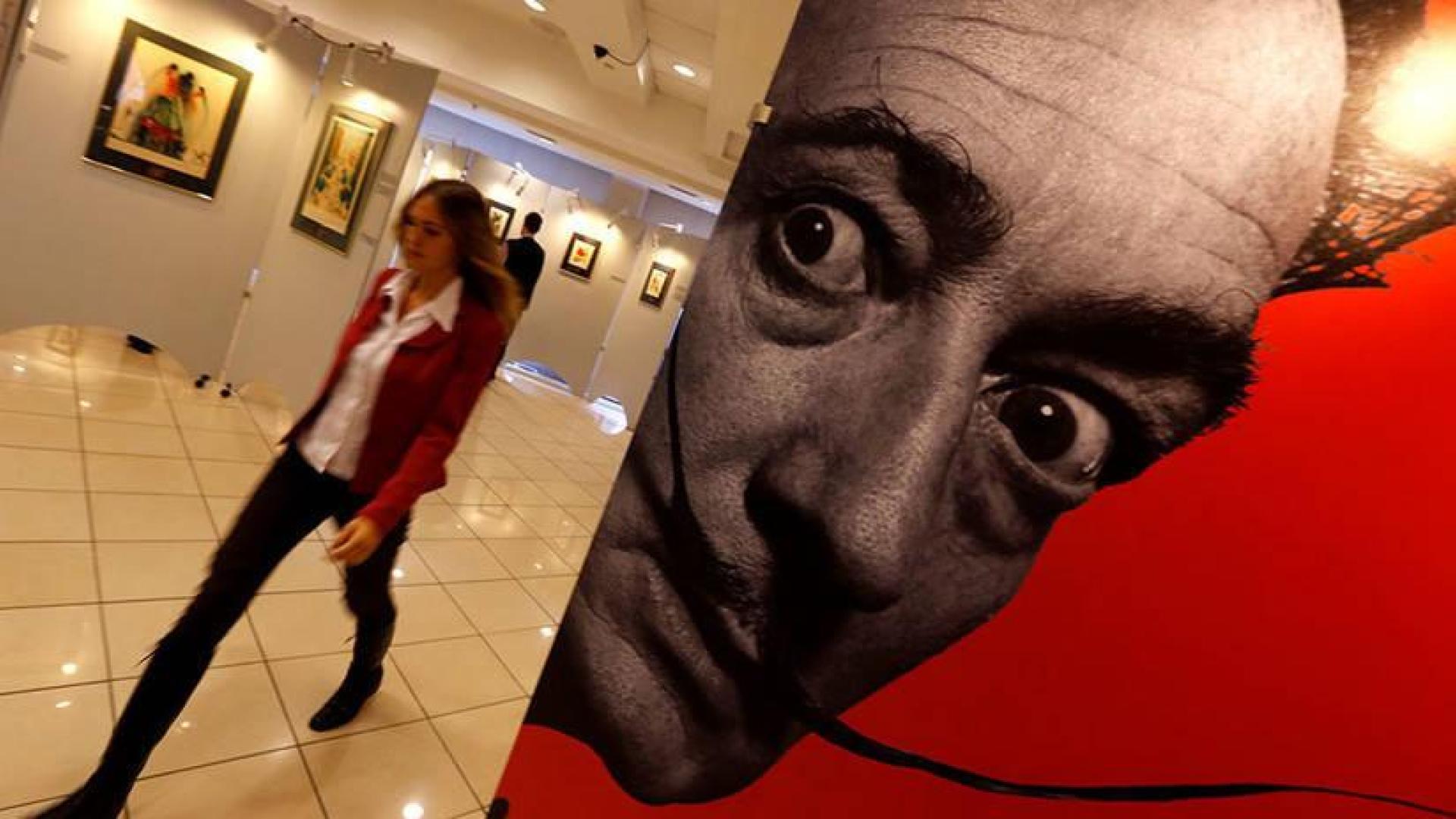 Una joven daña un dibujo de Dalí y otro de Goya haciéndose un 'selfie'