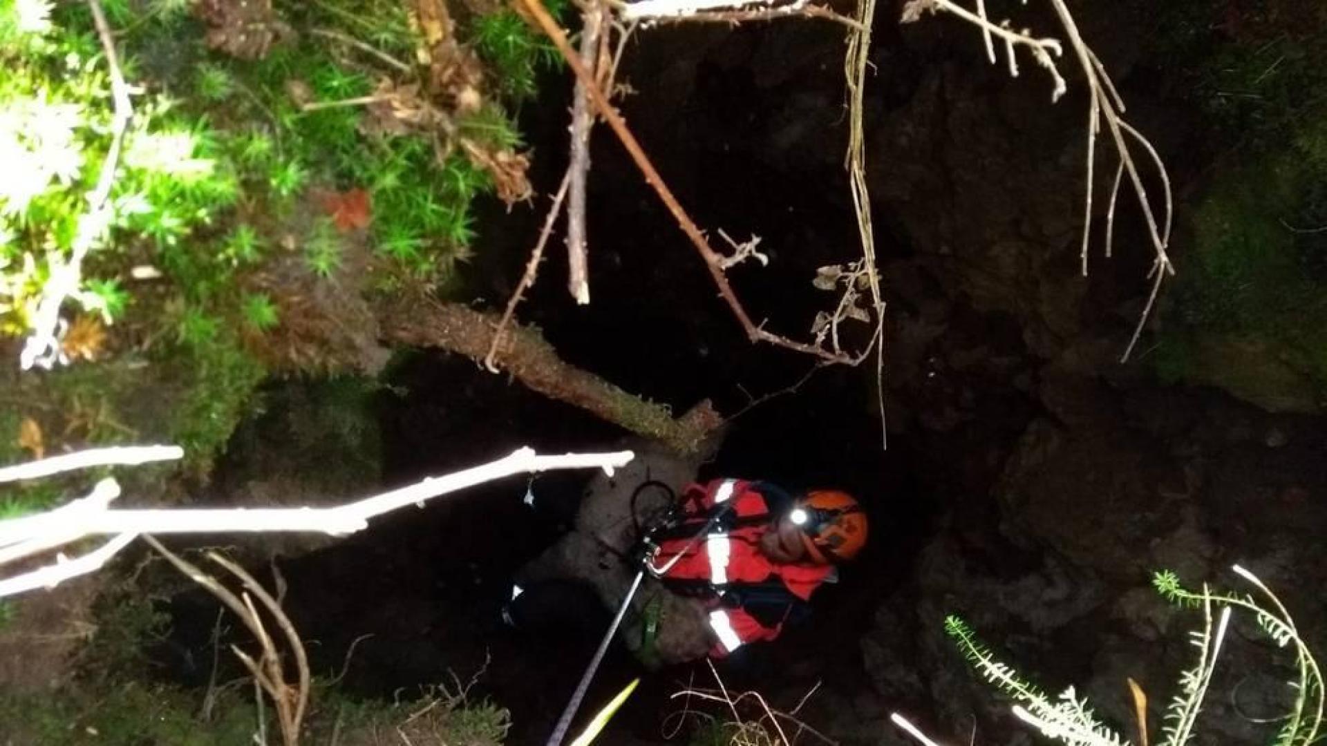 Rescatan un perro que cayó dentro de una sima de 30 metros en Abaurrea Baja