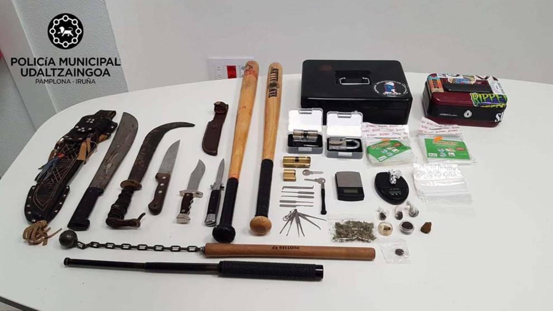 La Policía Municipal incauta armas y droga en una bajera de la Txantrea
