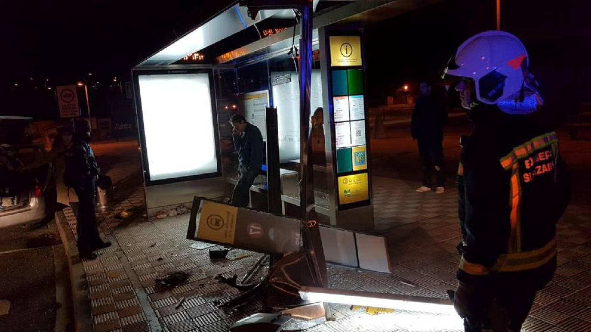 Un accidente entre dos coches acaba con una marquesina destrozada en Mutilva