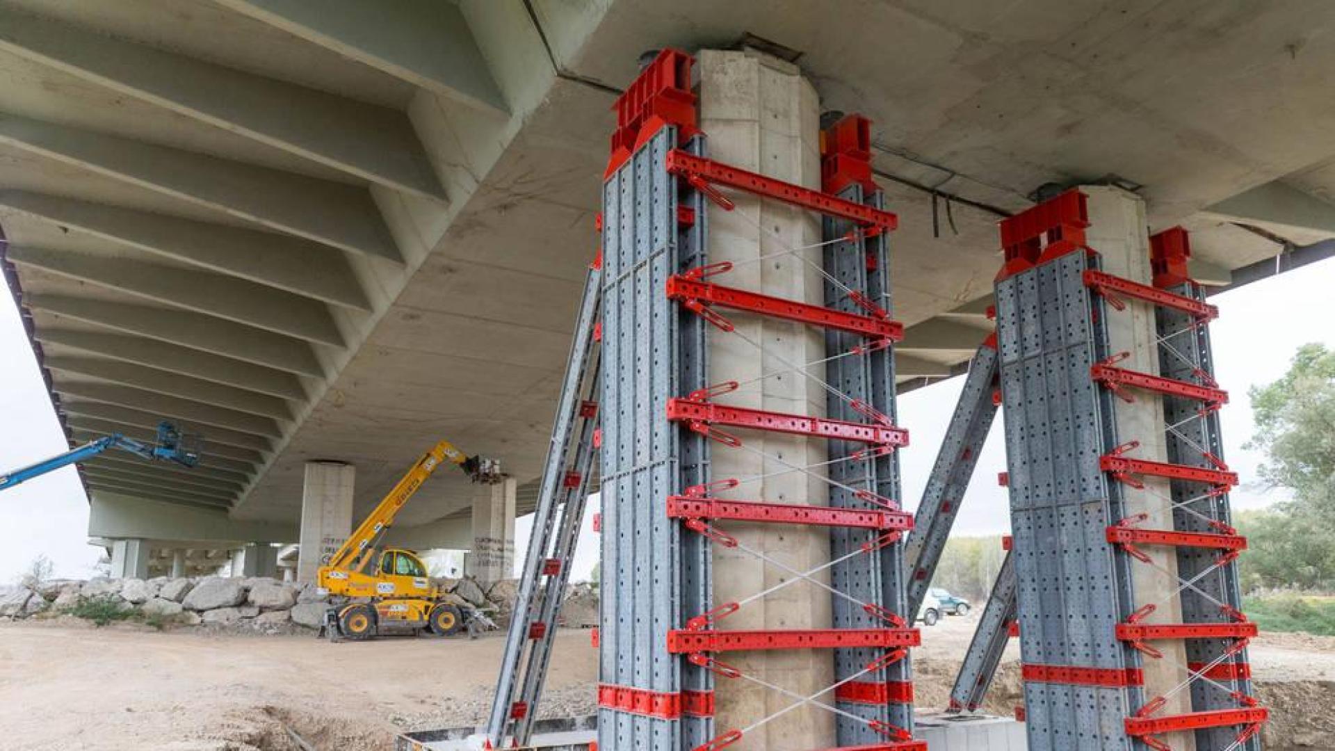 Audenasa refuerza dos pilares del puente de la AP-15 en Castejón