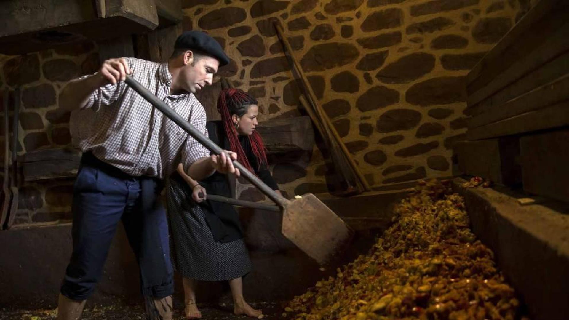 Arizkun revive la elaboración de la sidra a la vieja usanza con el método Kirikoketa, triturando la manzana a ritmo de mazas sincronizadas. Se machacaron un total de 1.500 kilos de manzanas en el lagar Gamioxarrea del siglo XVIII ahora restaurado